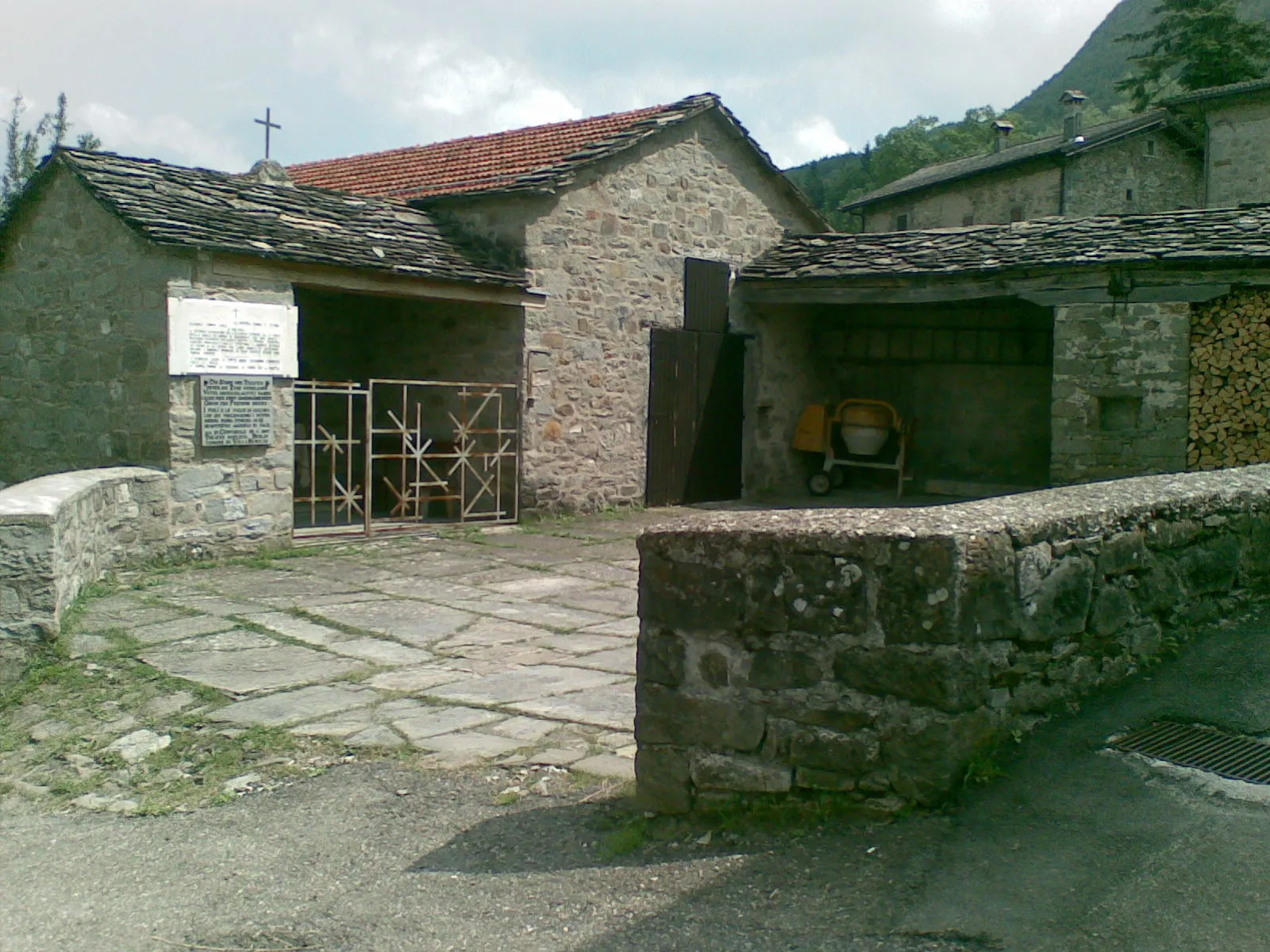 Photo showing: L'aia di Cervarolo (Villa Minozzo, RE) nella quale il 20 marzo 1944 vennero trucidati 24 inermi abitanti ad opera dei nazifascisti.