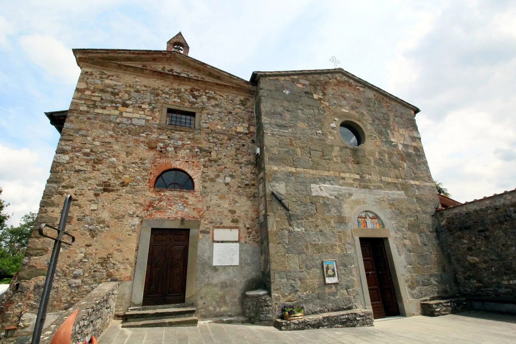 Photo showing: Churches Chiesa della Compagnia della Visitazione (left) and Chiesa dei Santi Tiburzio e Susanna (right) in Badia Agnano, hamlet of Bucine, Province of Arezzo, Tuscany, Italy