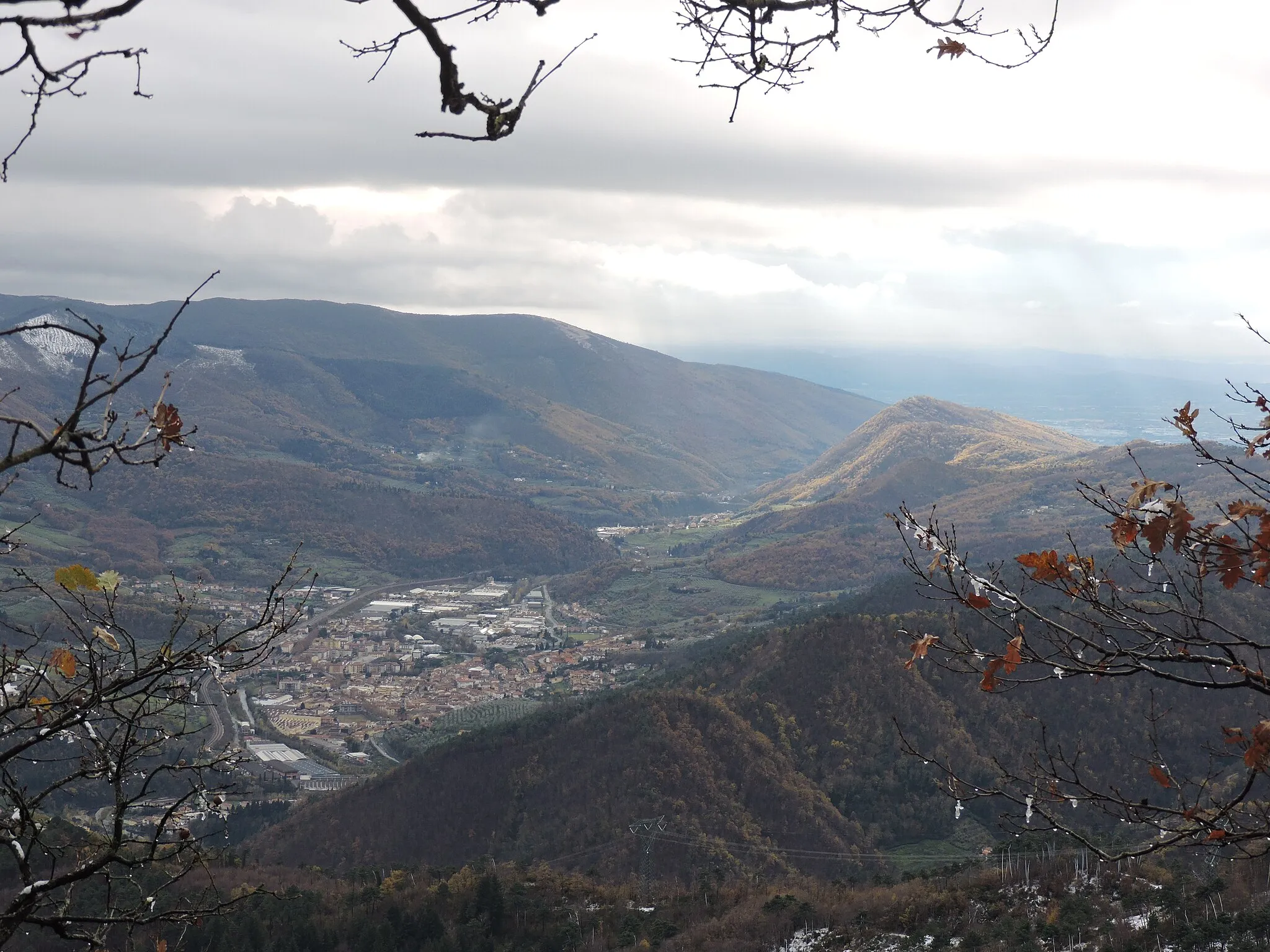 Photo showing: Cantagallo, monte Castiglioni, vista su Vaiano e sul monte le Coste (destra), sullo sfondo a sinistra la catena della Calvana (la parte più libera dal bosco verso il centro dell'immagine è la cima della Retaia)