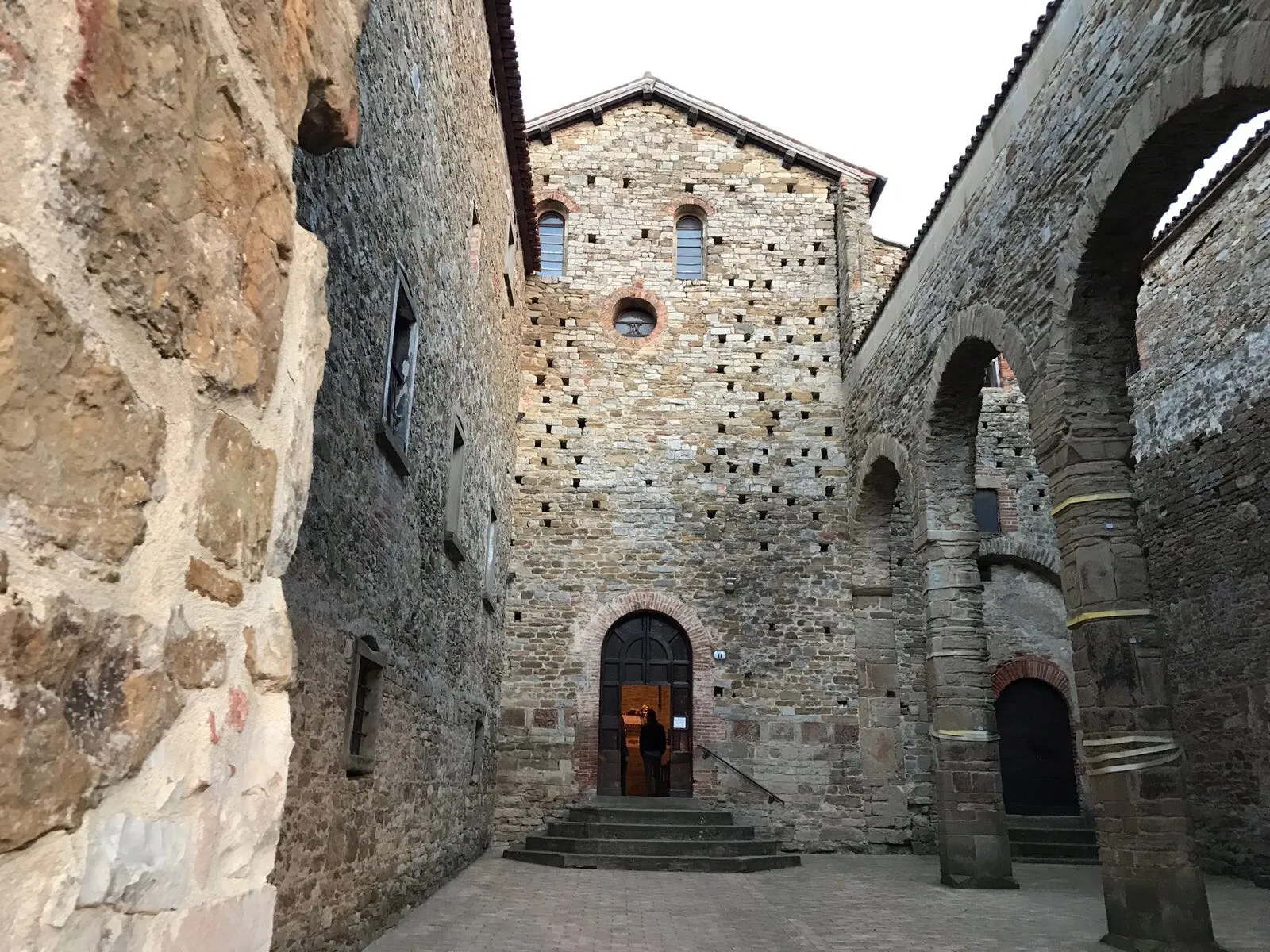 Photo showing: Abbazia dei Santi Maria ed Egidio (X secolo), veduta del cortile interno, realizzato a seguito di lavori di restauro databili ai primi anni del XV secolo.