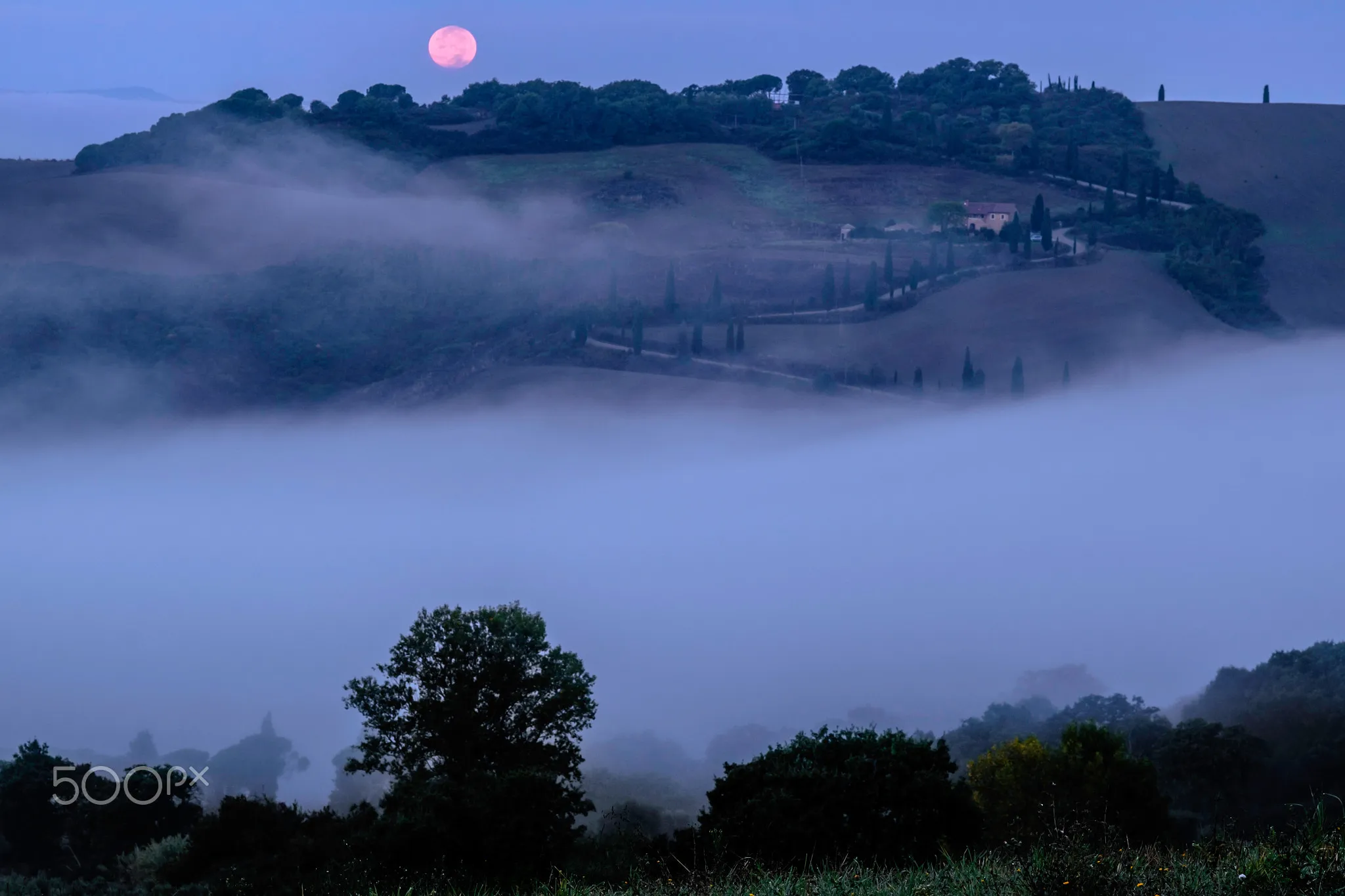 Photo showing: 500px provided description: La Foce [#fog ,#morning ,#travel ,#italy ,#colour ,#moon ,#dawn ,#horizontal ,#tuscany ,#no people ,#Siena ,#Moonset ,#Val d'Orcia ,#La Foce]