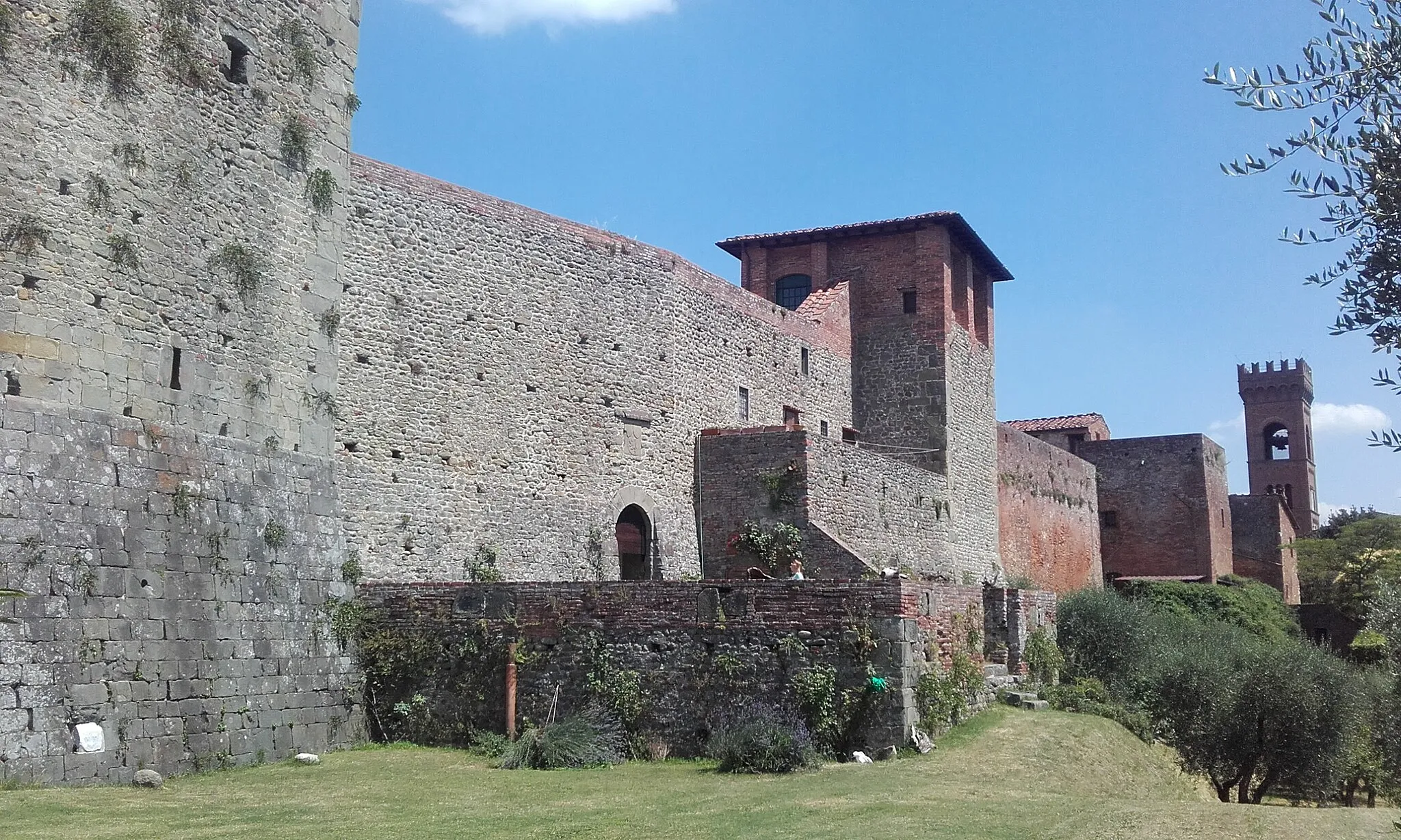 Photo showing: Hradební zeď s brankou a jednou obrannou věží, která v současnosti slouží jako obytná část hradu a věž je tedy nepřítupná.
