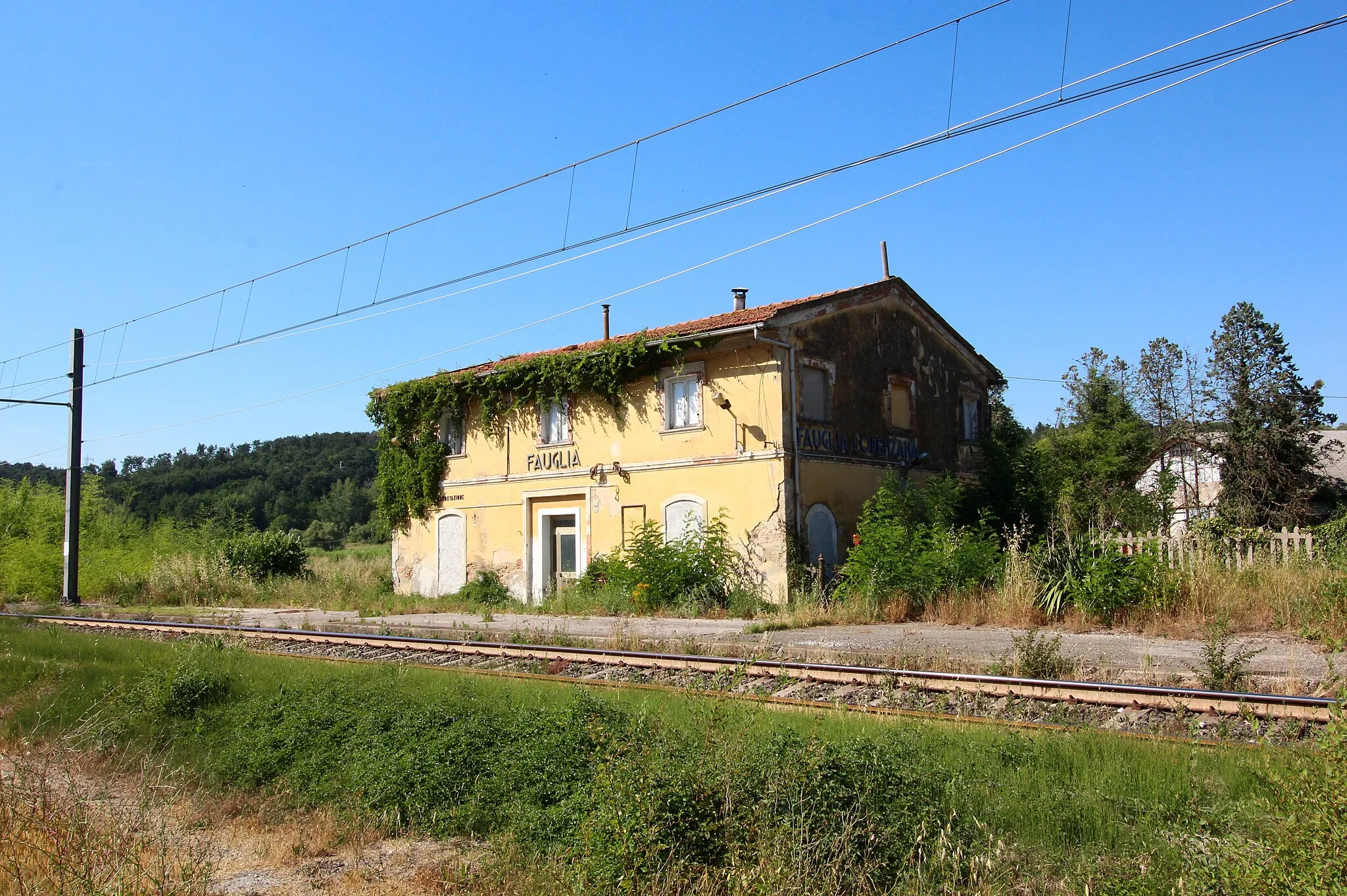 Photo showing: Ex-Fauglia-Lorenzana train station, in Acciaiolo, hamlet of Fauglia, Province of Pisa, Tuscany, Italy