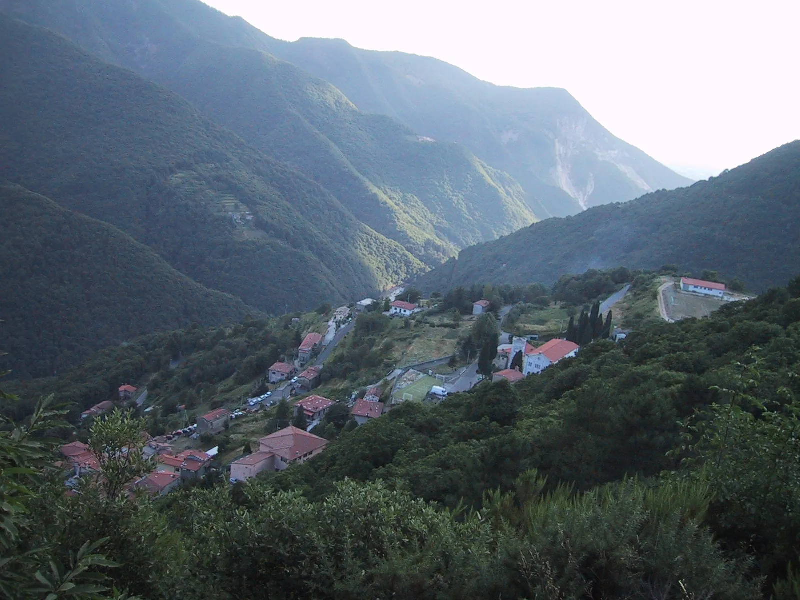 Photo showing: hills looking towards the coast from Retignano, Italy.