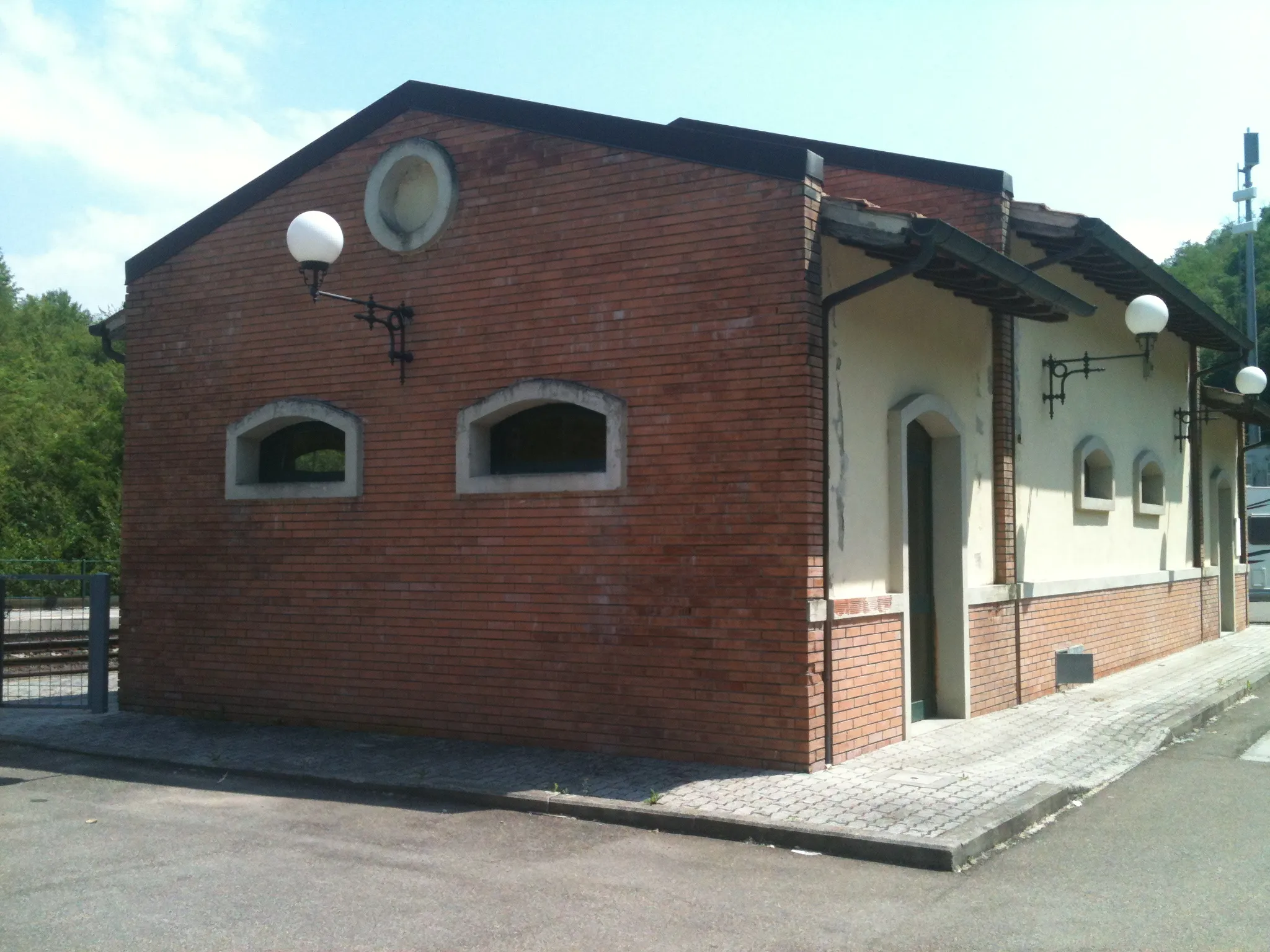 Photo showing: fabbricato viaggiatori della stazione di fontebuona vaglia