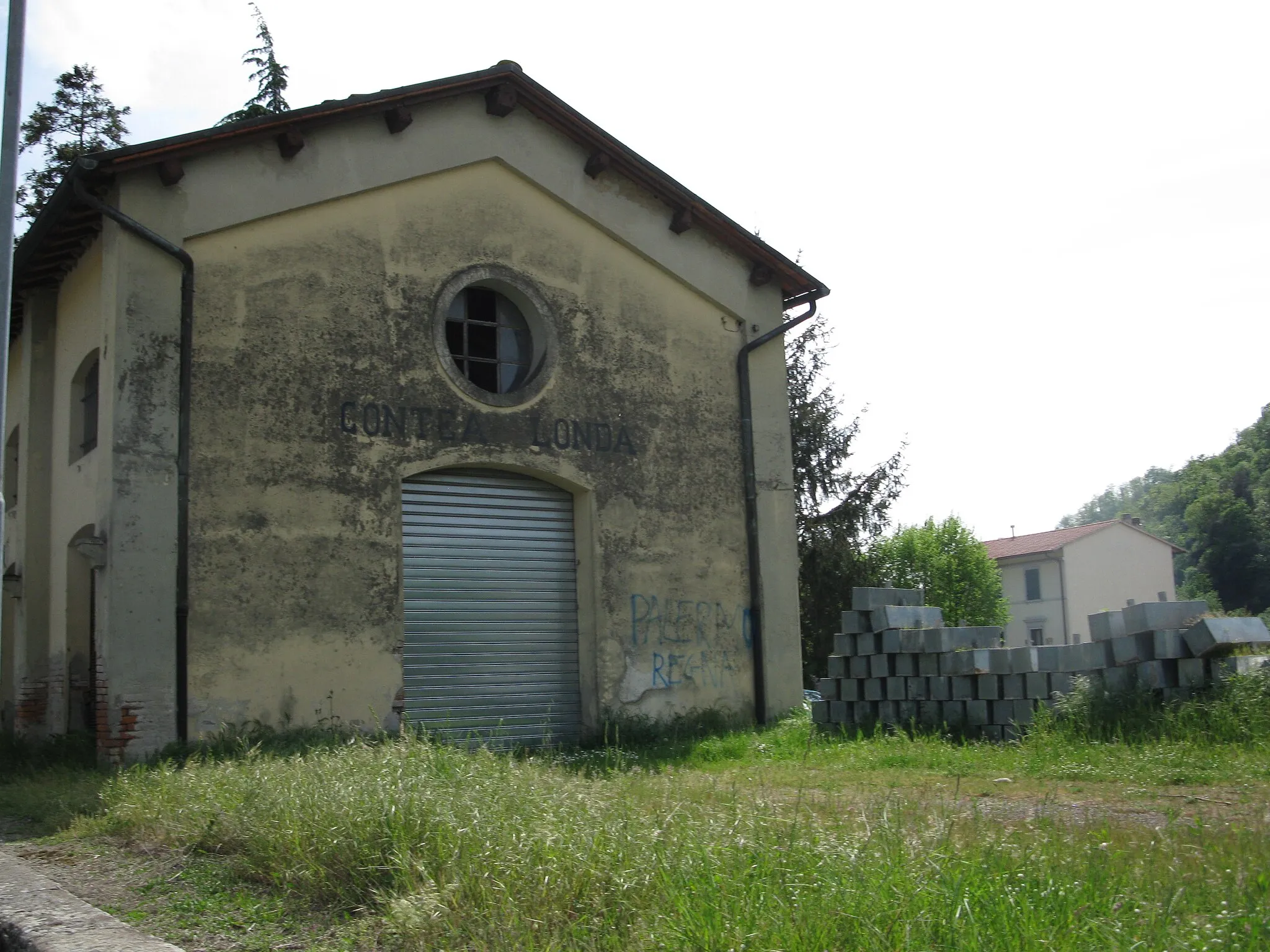 Photo showing: Contea-Londa railway station, goods warehouse