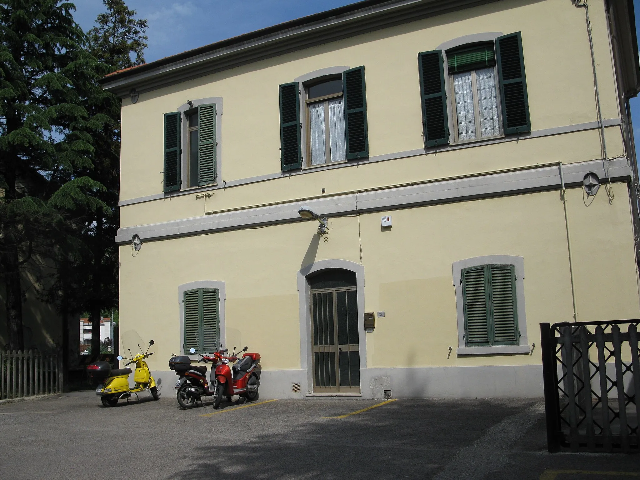 Photo showing: Contea-Londa railway station, station building