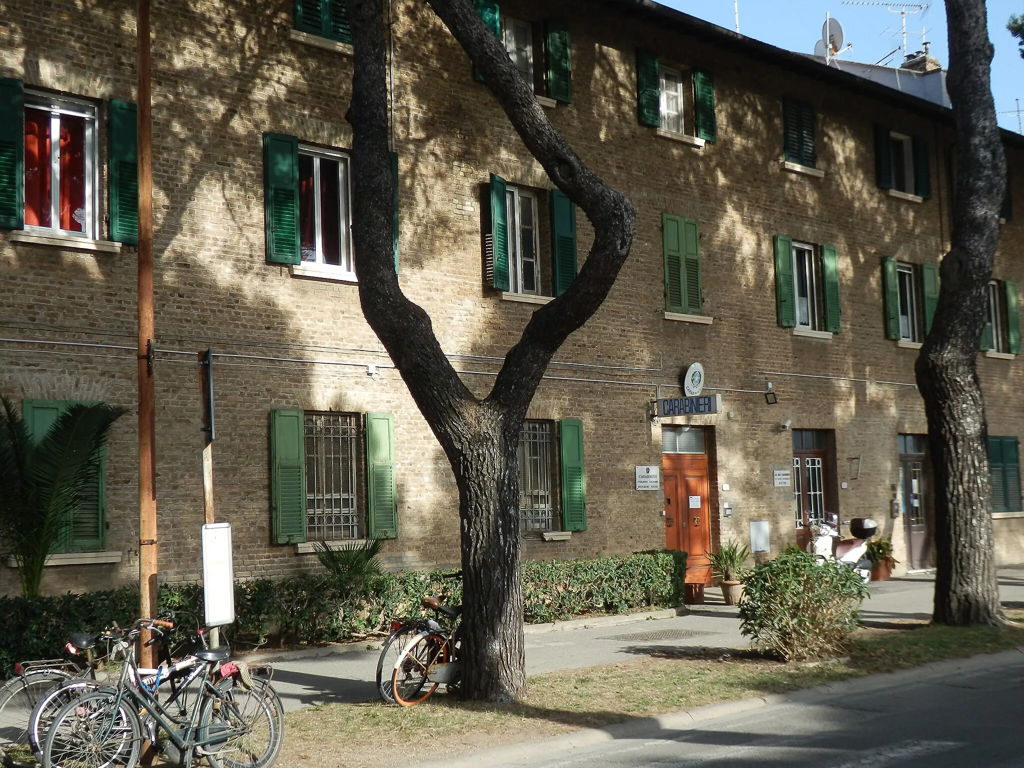 Photo showing: Via Aldo Moro, Rosignano Solvay. Caserma dei Carabinieri accanto alla stazione ferroviaria