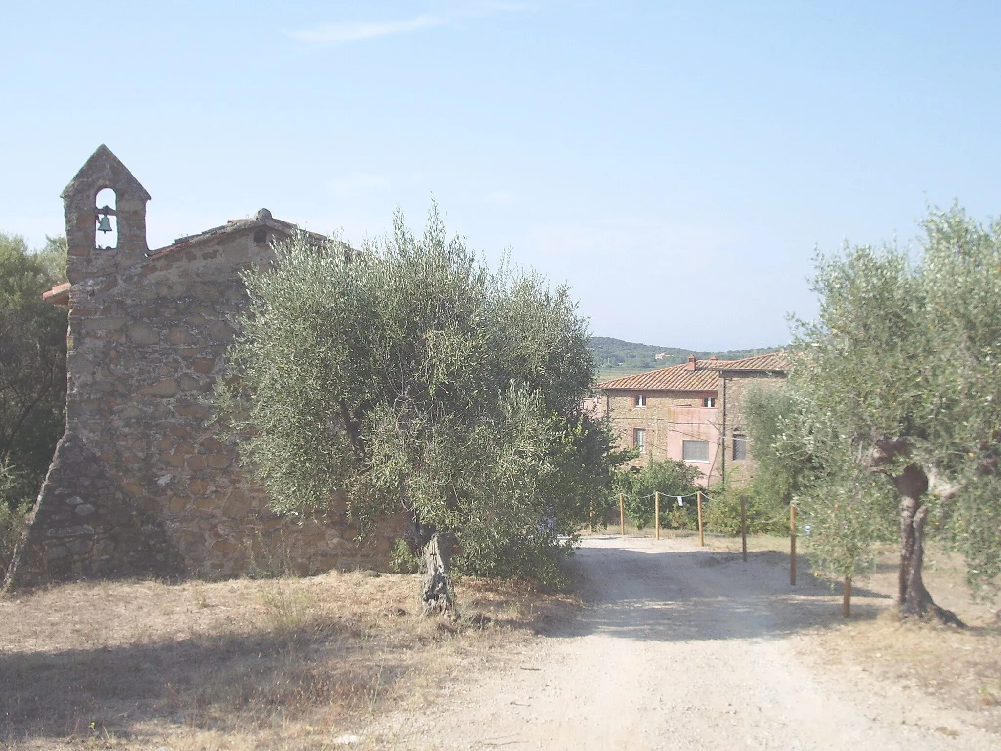 Photo showing: L'abside della cappella di Santa Rita a Pian di Rocca e, sullo sfondo, parziale veduta della Fattoria di Pian di Rocca presso Castiglione della Pescaia