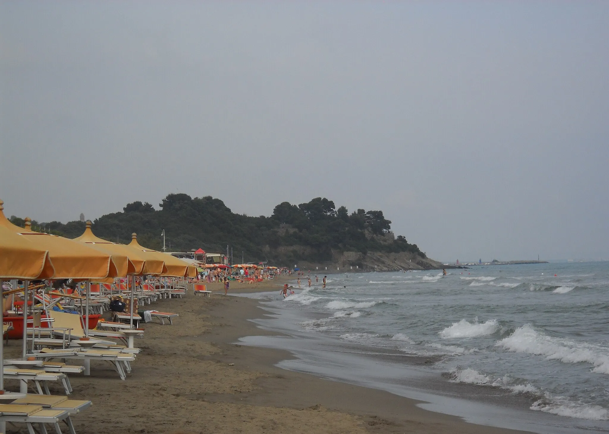 Photo showing: Beach of Riva del Sole, with view of Punta Capezzolo