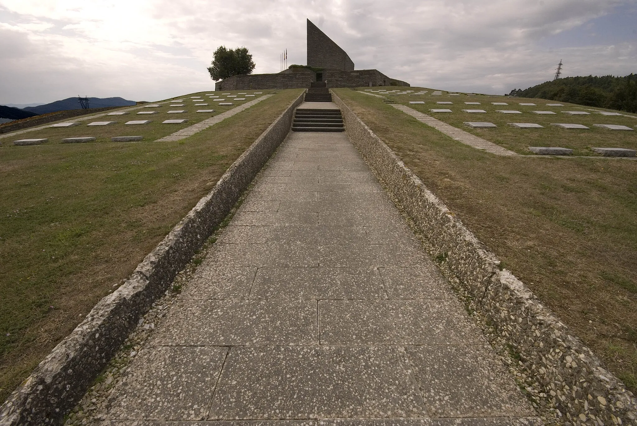 Photo showing: Cimitero della futa-Scalinata
