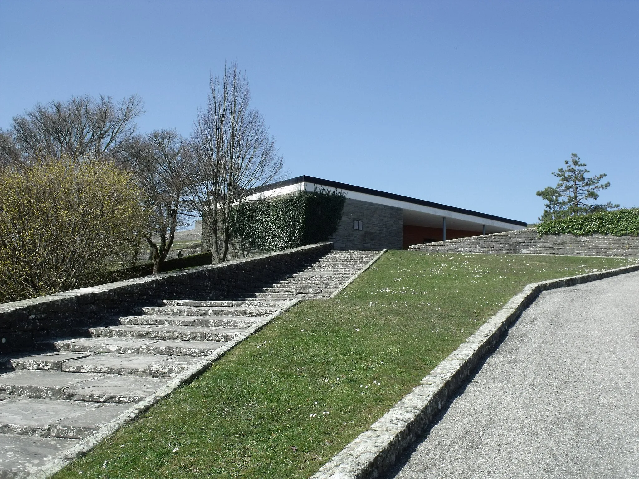 Photo showing: Eingang und Besucherzentrum des Deutschen Soldatenfriedhof Futapass, Firenzuola, Mugello, Provinz Florenz, Italien