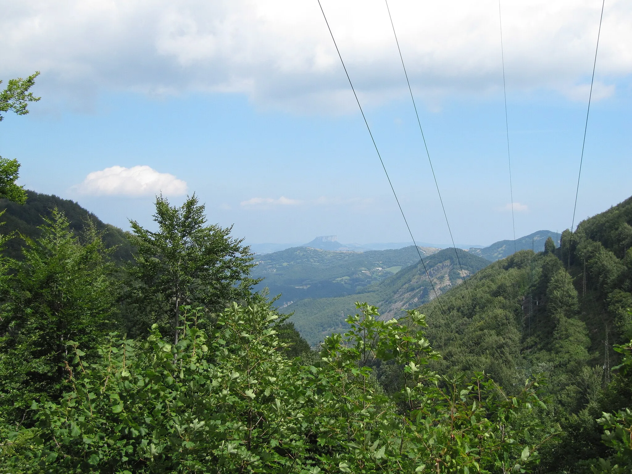 Photo showing: L'Appennino reggiano e la Pietra di Bismantova da Ospitaletto.