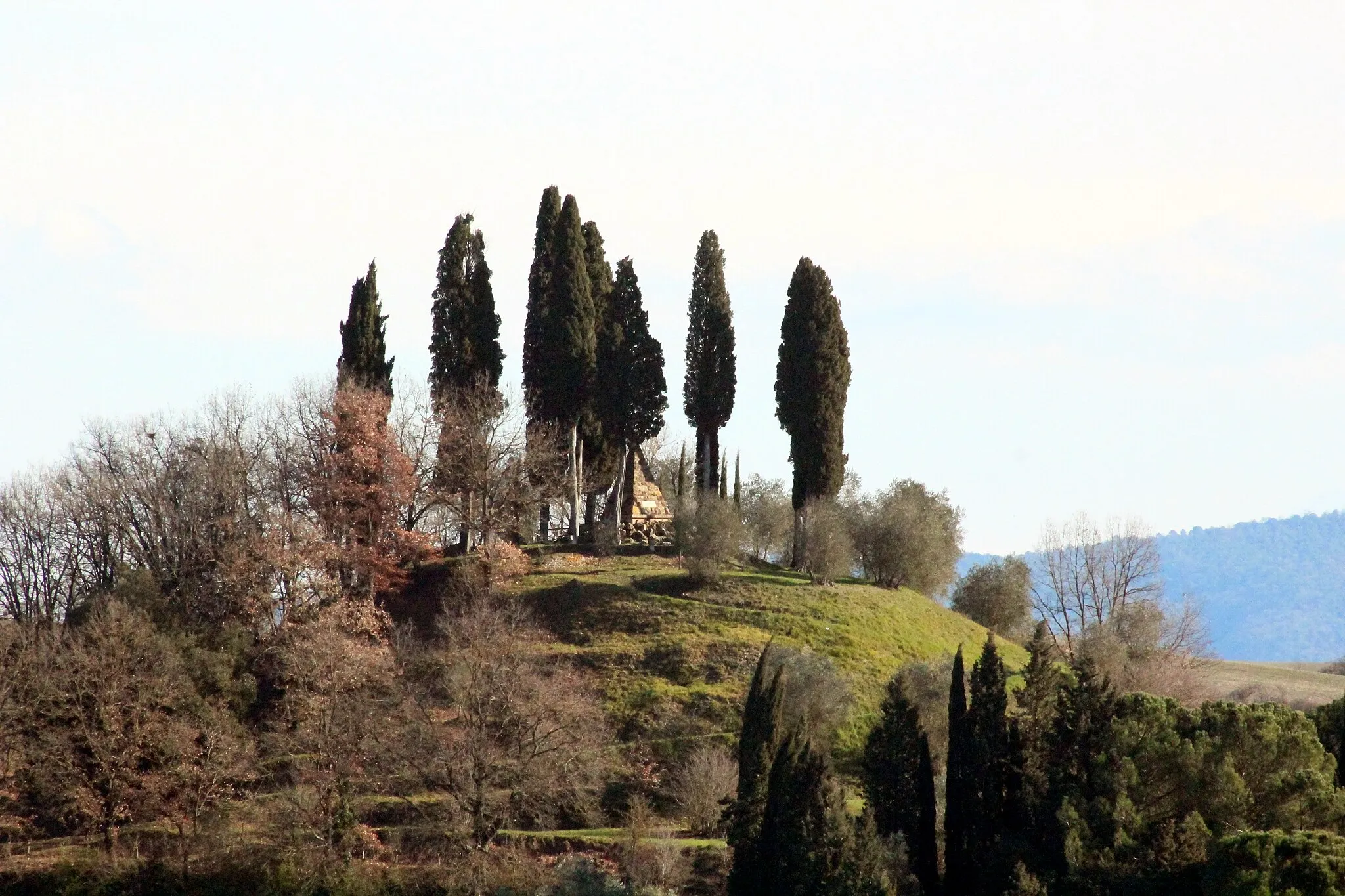 Photo showing: Piramide di Montaperti (Pyramid of Montaperti), War memorial to the battle of Montaperti, near Montaperti (Montapertaccio), Castelnuovo Berardenga, Province of Siena, Tuscany, Italy