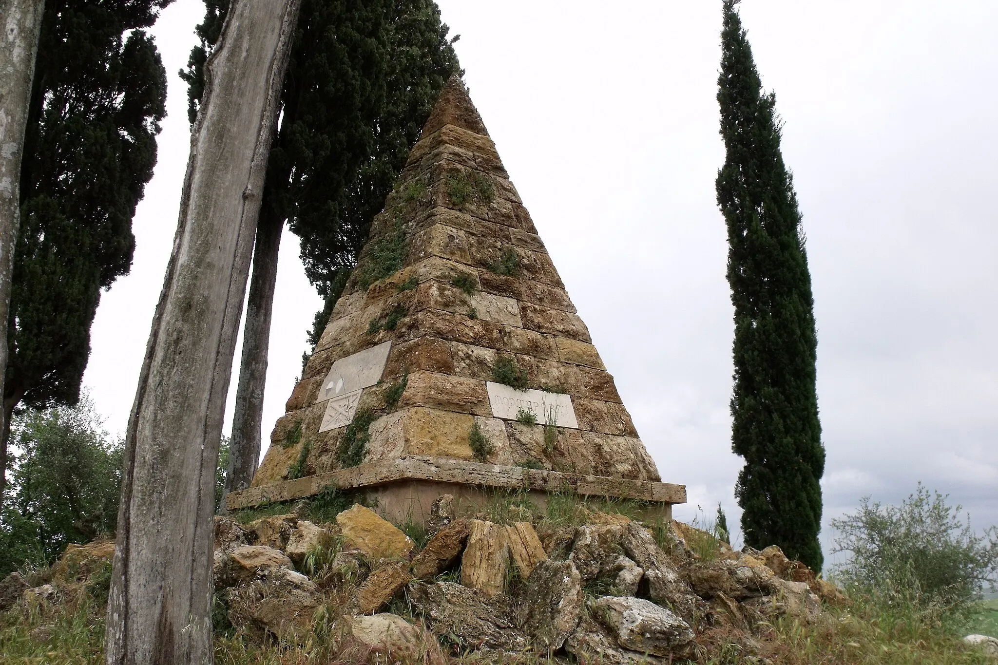 Photo showing: Piramide di Montaperti (Pyramid of Montaperti), War memorial to the battle of Montaperti, near Montaperti (Montapertaccio), Castelnuovo Berardenga, Province of Siena, Tuscany, Italy