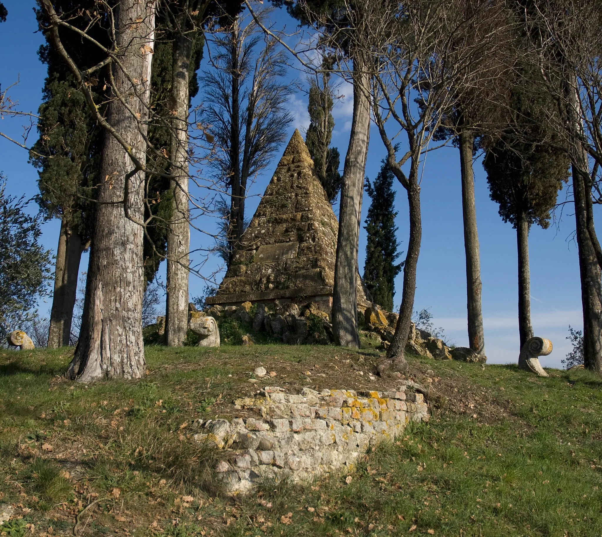 Photo showing: Piramide posta in ricordo della battaglia di Montaperti