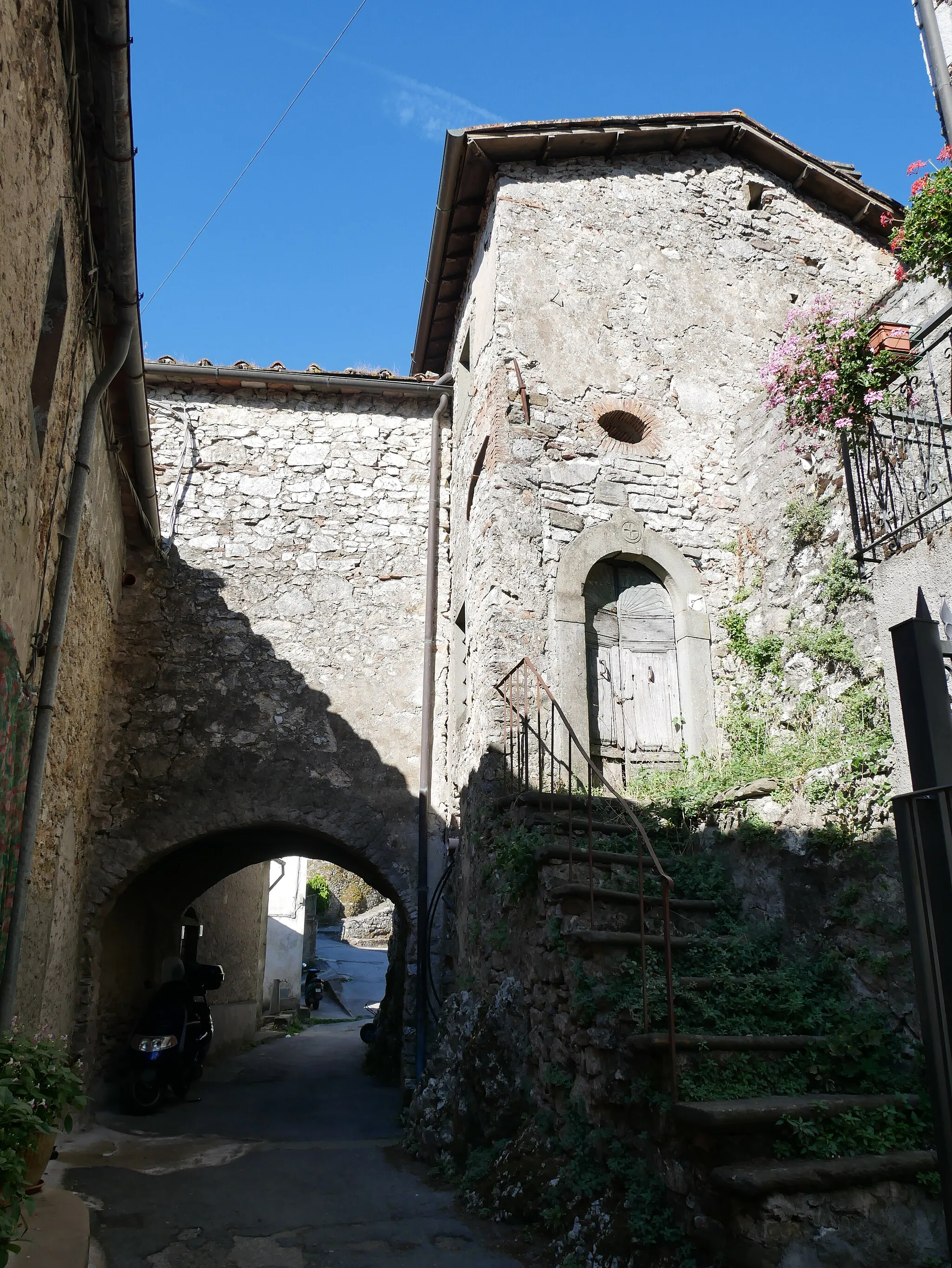 Photo showing: Bagni di Lucca, Lucchio, arco e abitazione con portale
