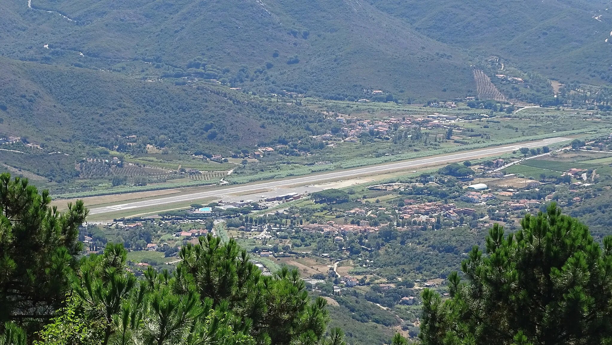Photo showing: Runway of Marina di Campo Airport