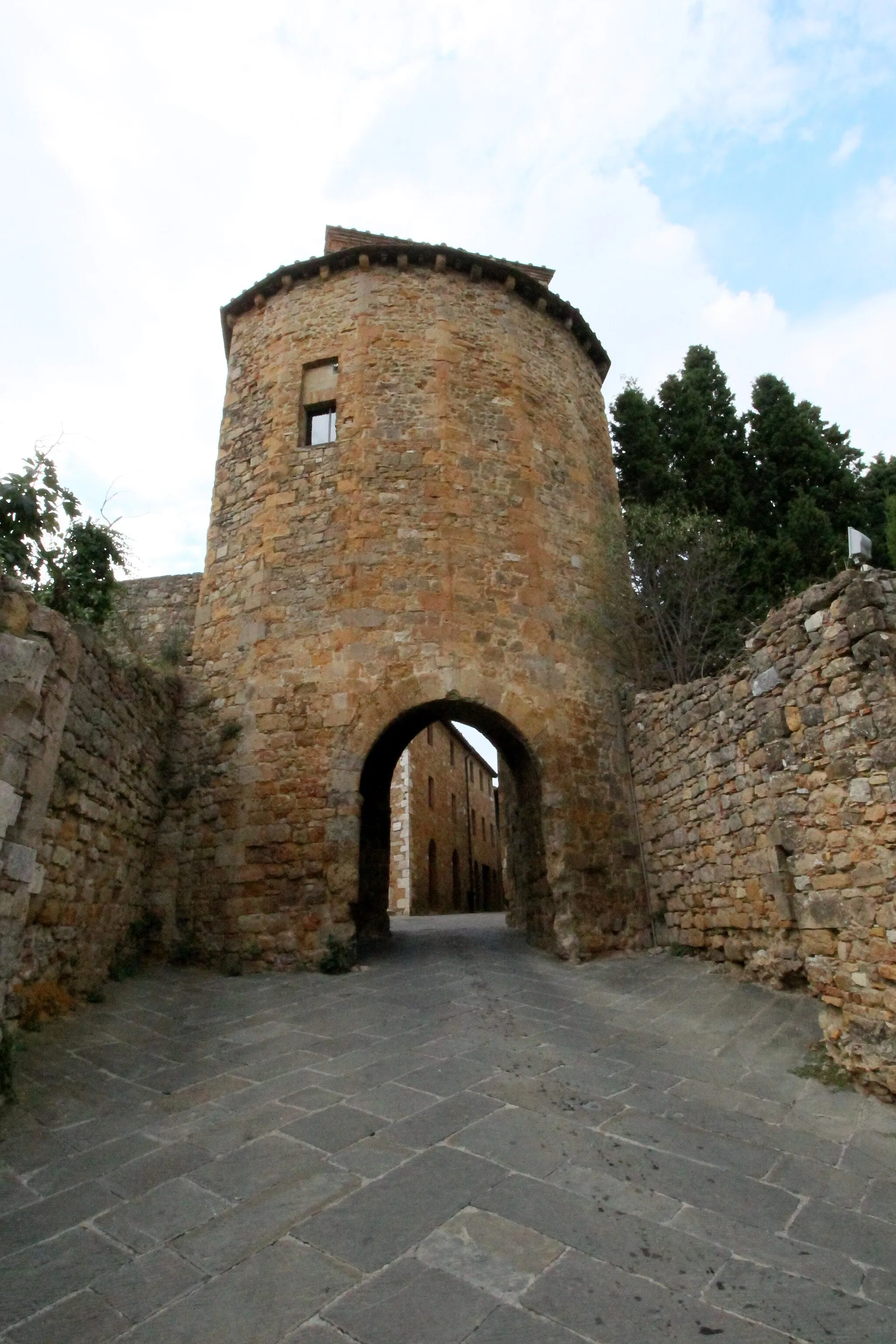 Photo showing: Porta ai Cappuccini/Porta dei Cappuccini (13th Century), seen from Outside, Defensive Gate in San Quirico d'Orcia, Province of Siena, Tuscany, Italy