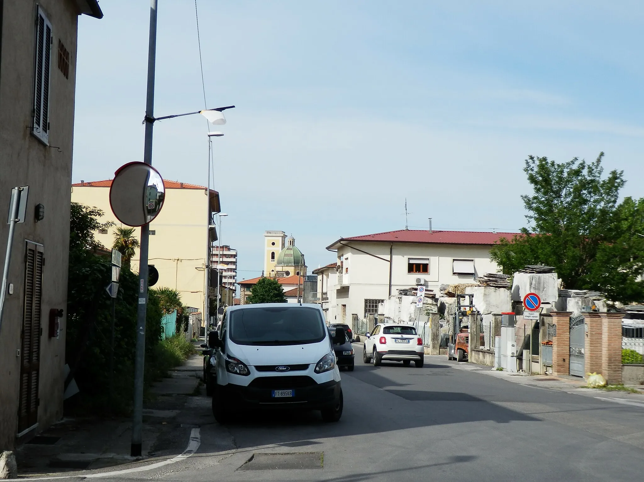 Photo showing: via Serravezza a Querceta vista dando le spalle a nord-ovest in direzione della stazione FS