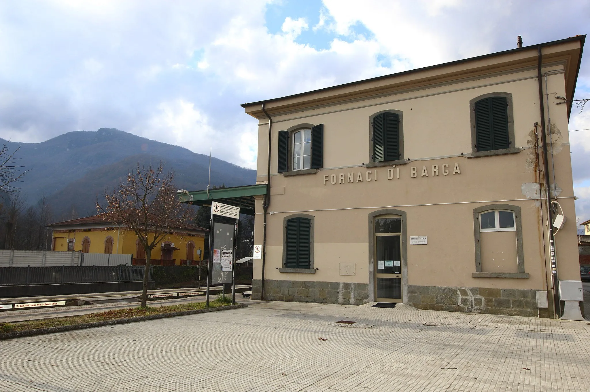 Photo showing: Fornaci di Barga train station, Fornaci di Barga, hamlet of Barga, Garfagnana, Province of Lucca, Tuscany, Italy