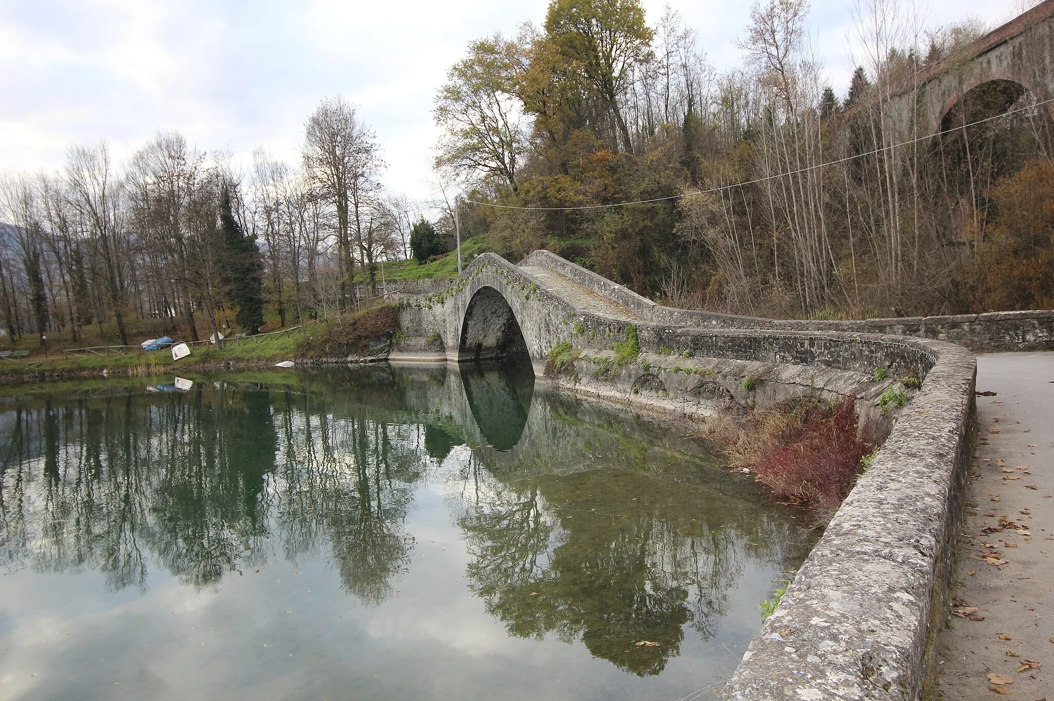 Photo showing: Bridge Ponte della Madonna, on the Corfino River and the Lake Lago di Pontecosi, in Pontecosi (hamlet of Pieve Fosciana), Province of Lucca, Tuscany, Italy
