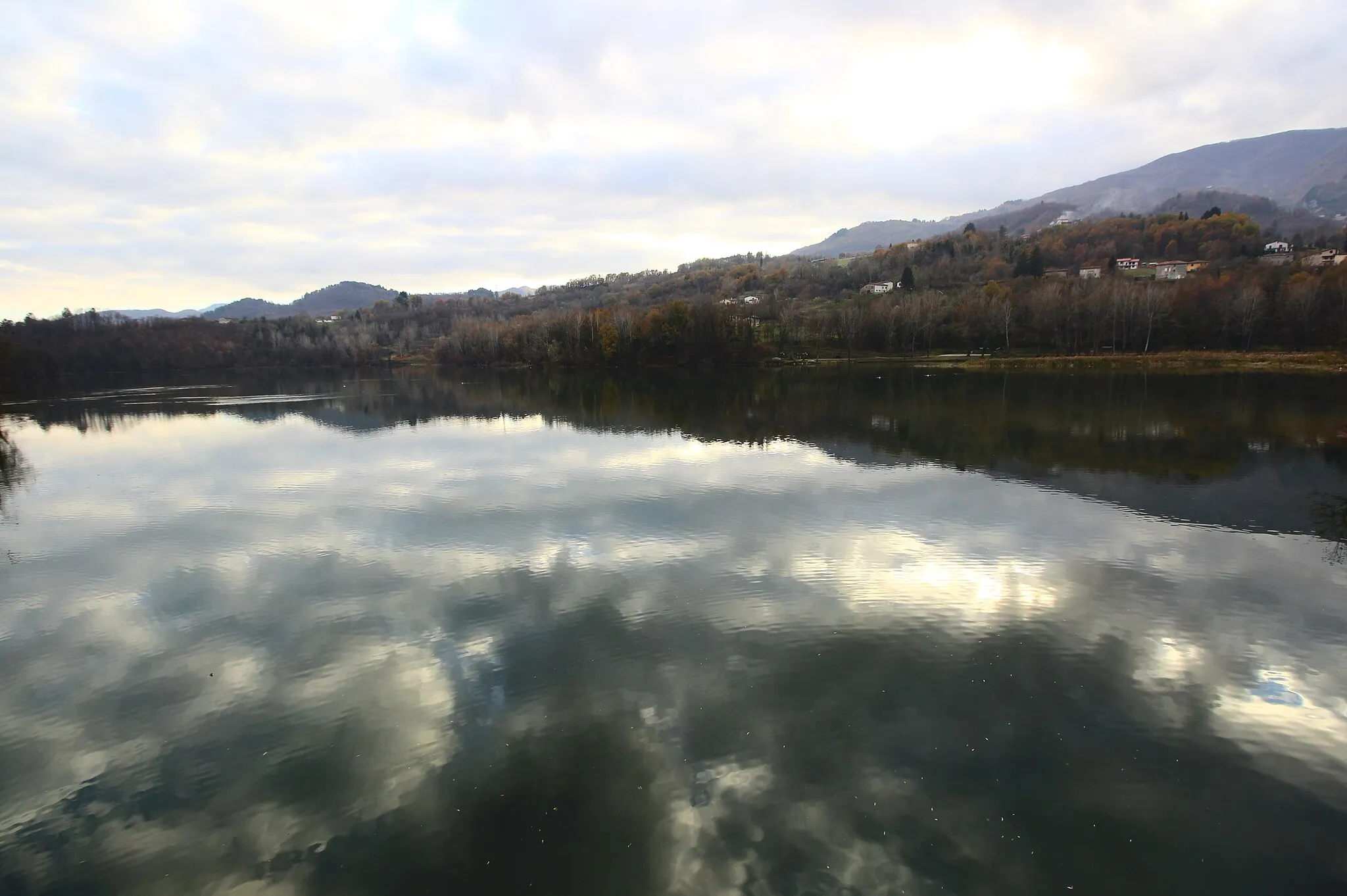 Photo showing: Lake Lago di Pontecosi, on the Serchio River with the confluence of the Corfino River, in Pontecosi (hamlet of Pieve Fosciana, northeastern side) and Castelnuovo di Garfagnana (southwestern side), Province of Lucca, Tuscany, Italy