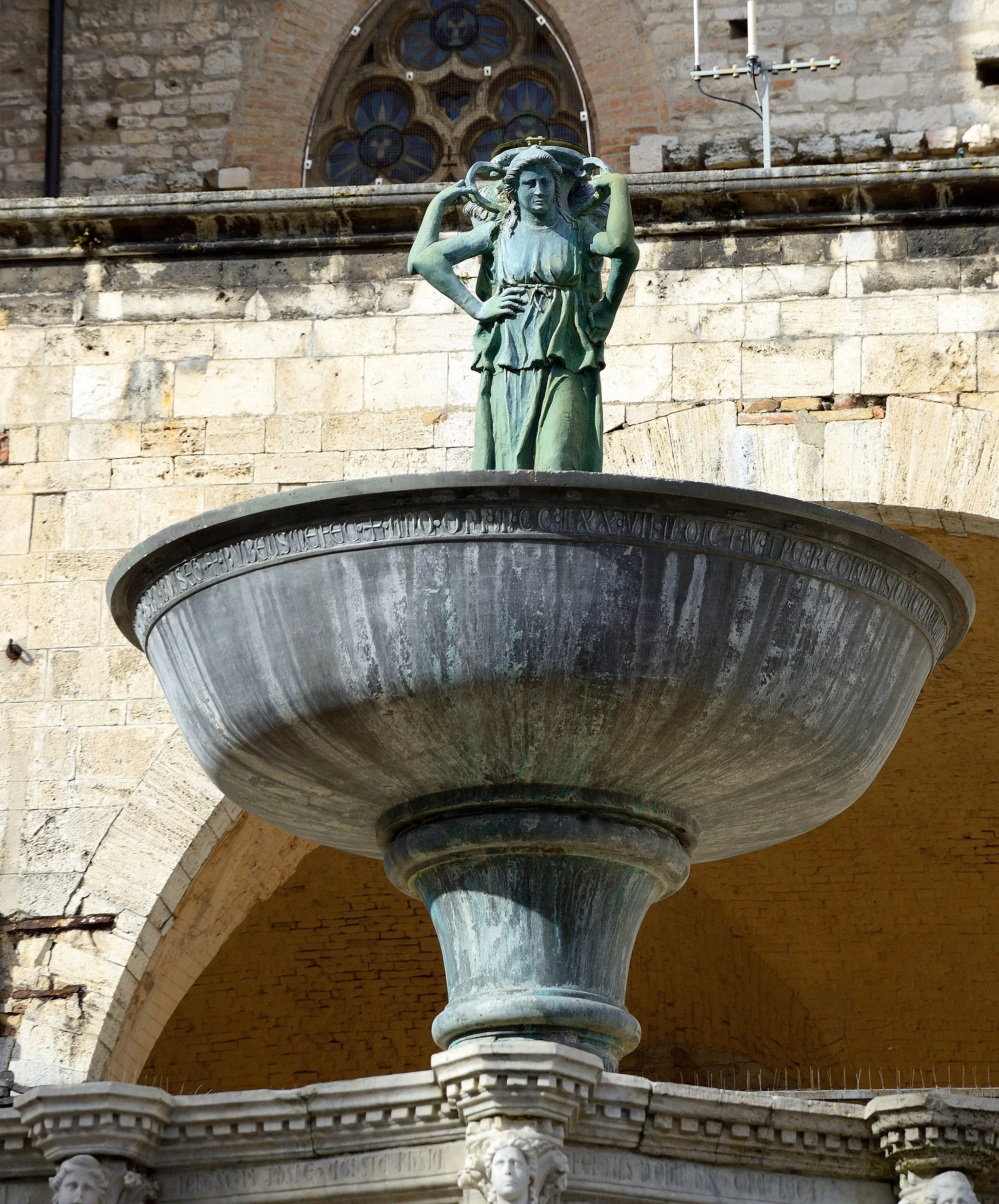 Photo showing: Cup bronze with nymphs of the Fontana Maggiore in Perugia