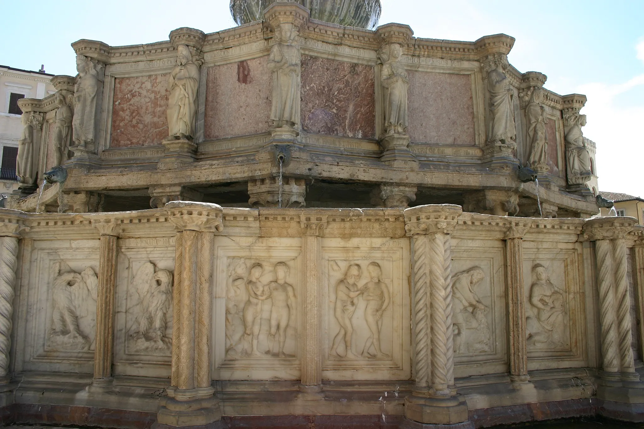 Photo showing: Perugia, the Fontana Maggiore (Main Fountain), sculpted after 1275 by Nicola Pisano and Giovanni Pisano. Picture by Giovanni Dall'Orto, August 6, 2006.