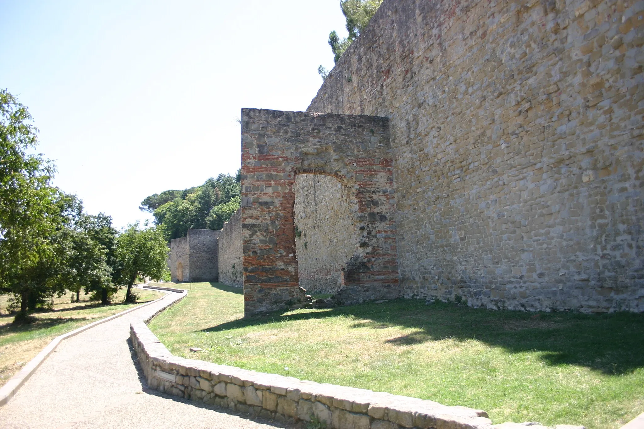 Photo showing: Part of the North Arezzo city wall. Arezzo, Italy. (Note: Picture has Geotag information stored in EXIF.)