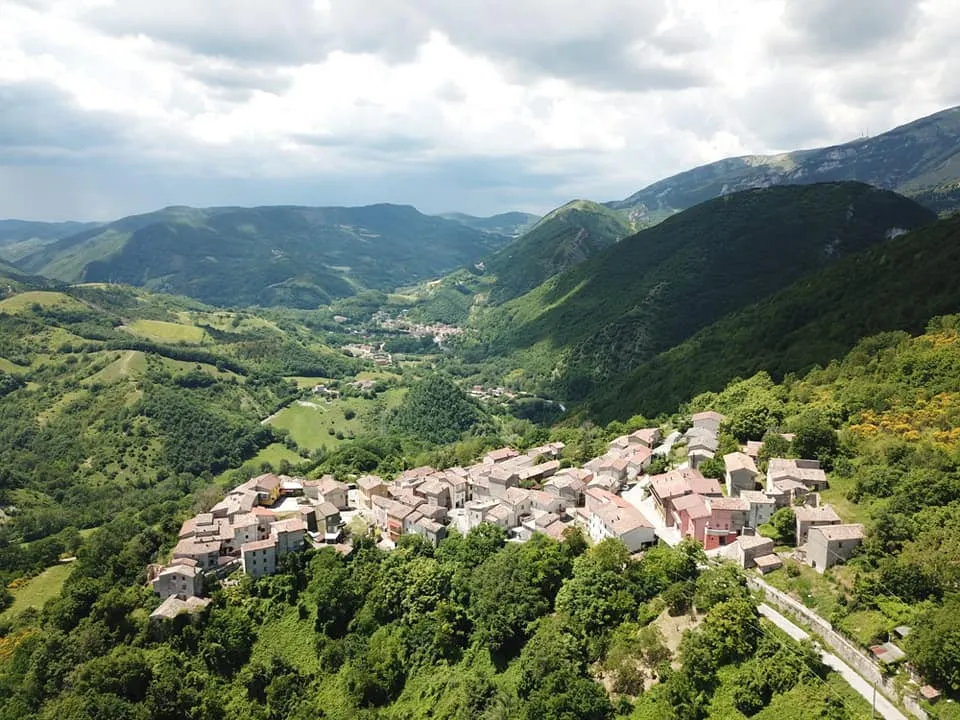 Photo showing: Foto di Moria dalla strada proveniente da Cantiano sullo sfonfo Pianello di Cagli e il Monte Nerone