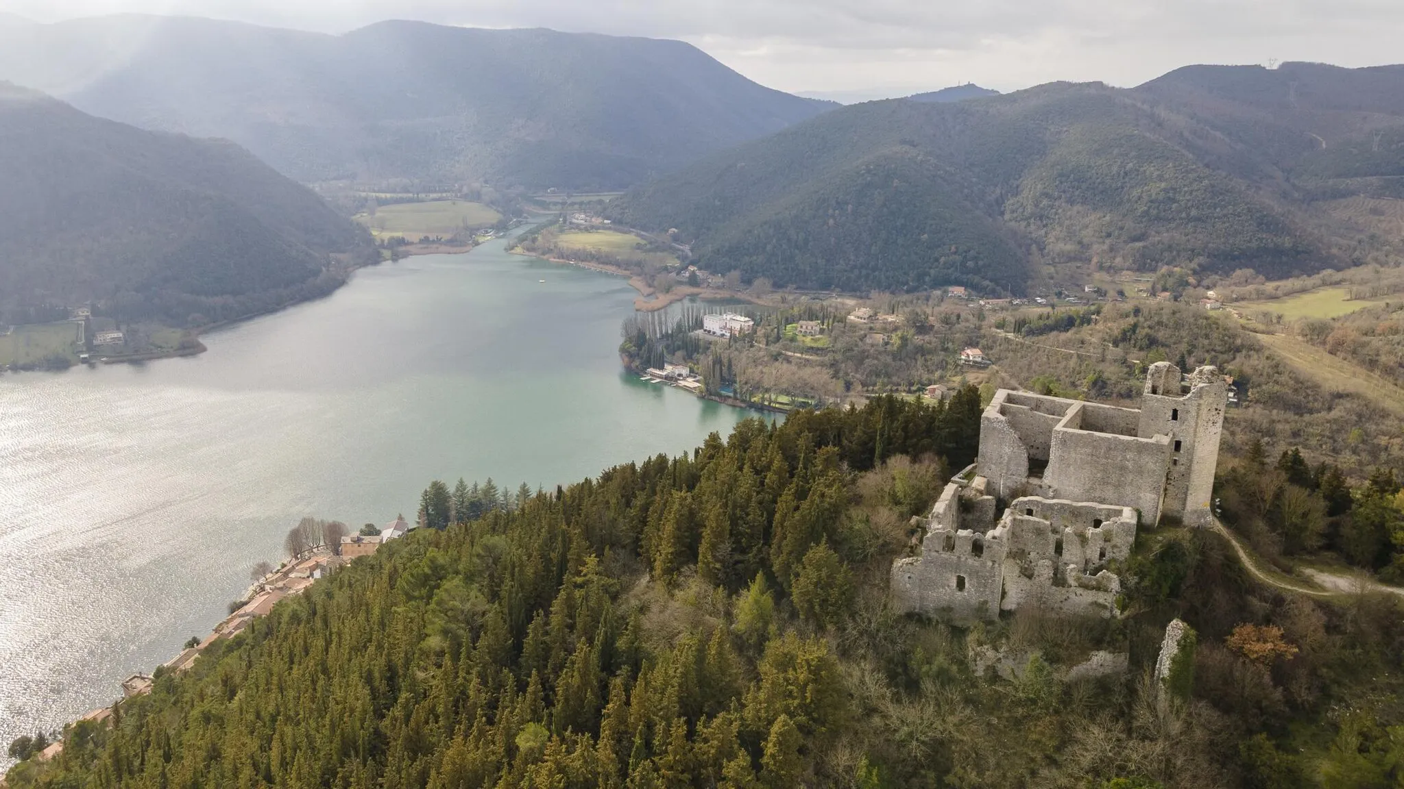 Photo showing: La Rocca Albornoz o Castello di Luco sul monte Luco, con il lago di Piediluco sullo sfondo.