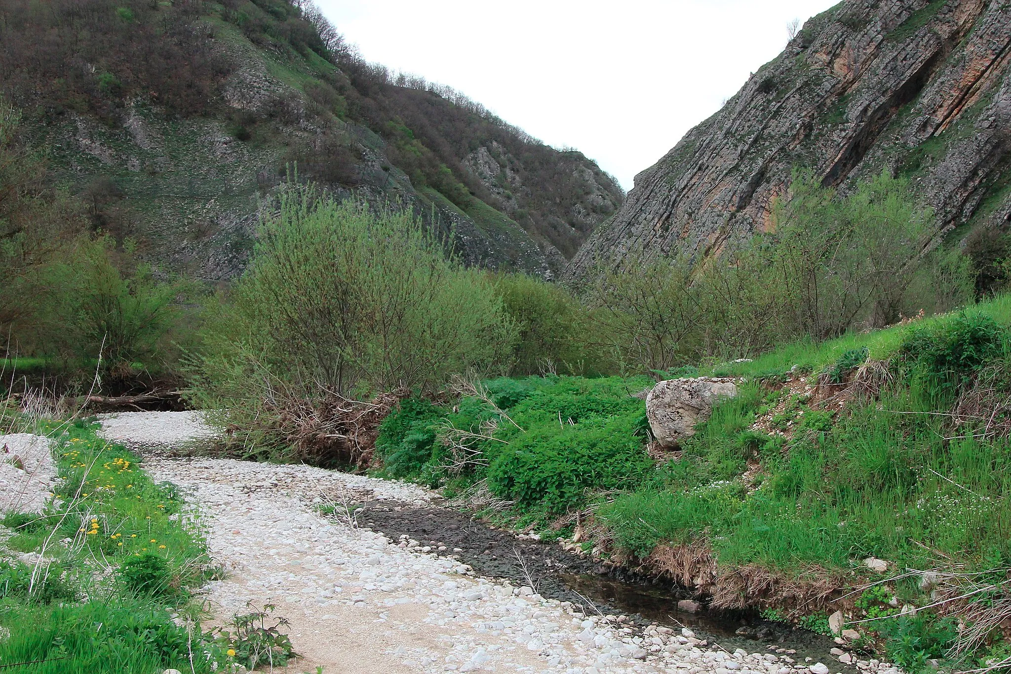 Photo showing: the dry Corno River in Ruscio, hamelt of Monteleone di Spoleto, Province of Perugia, Umbria, Italy