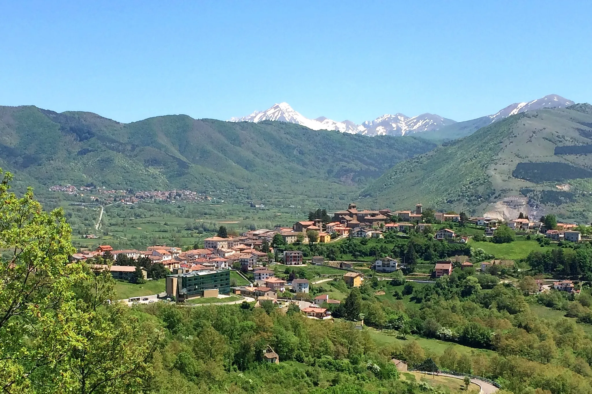 Photo showing: View of Montereale (AQ) with Monti della Laga in the background.