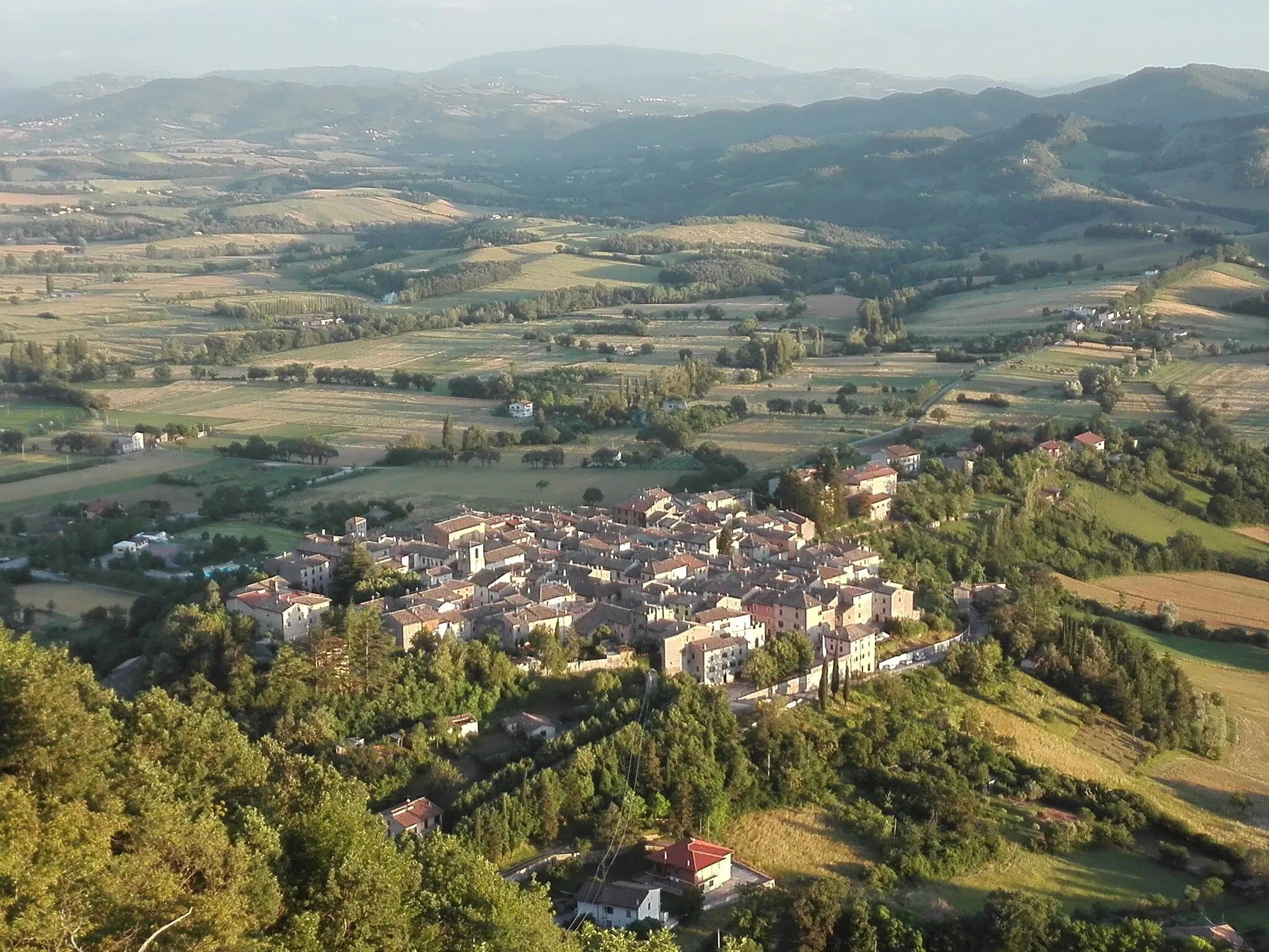 Photo showing: Costacciaro al tramonto, foto dal colle dello Schioppo