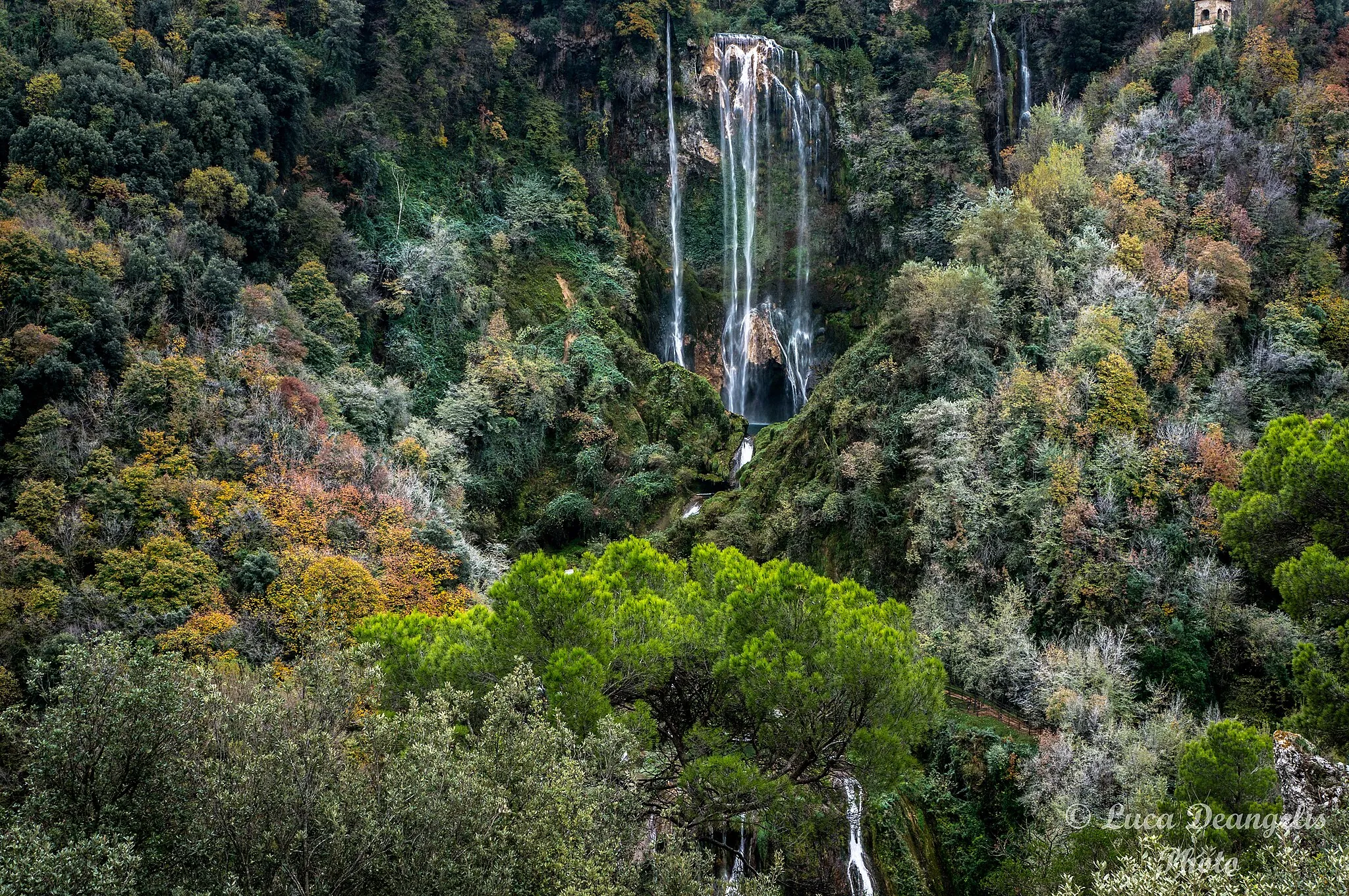 Photo showing: Cascata chiusa con i colori dell' autunno