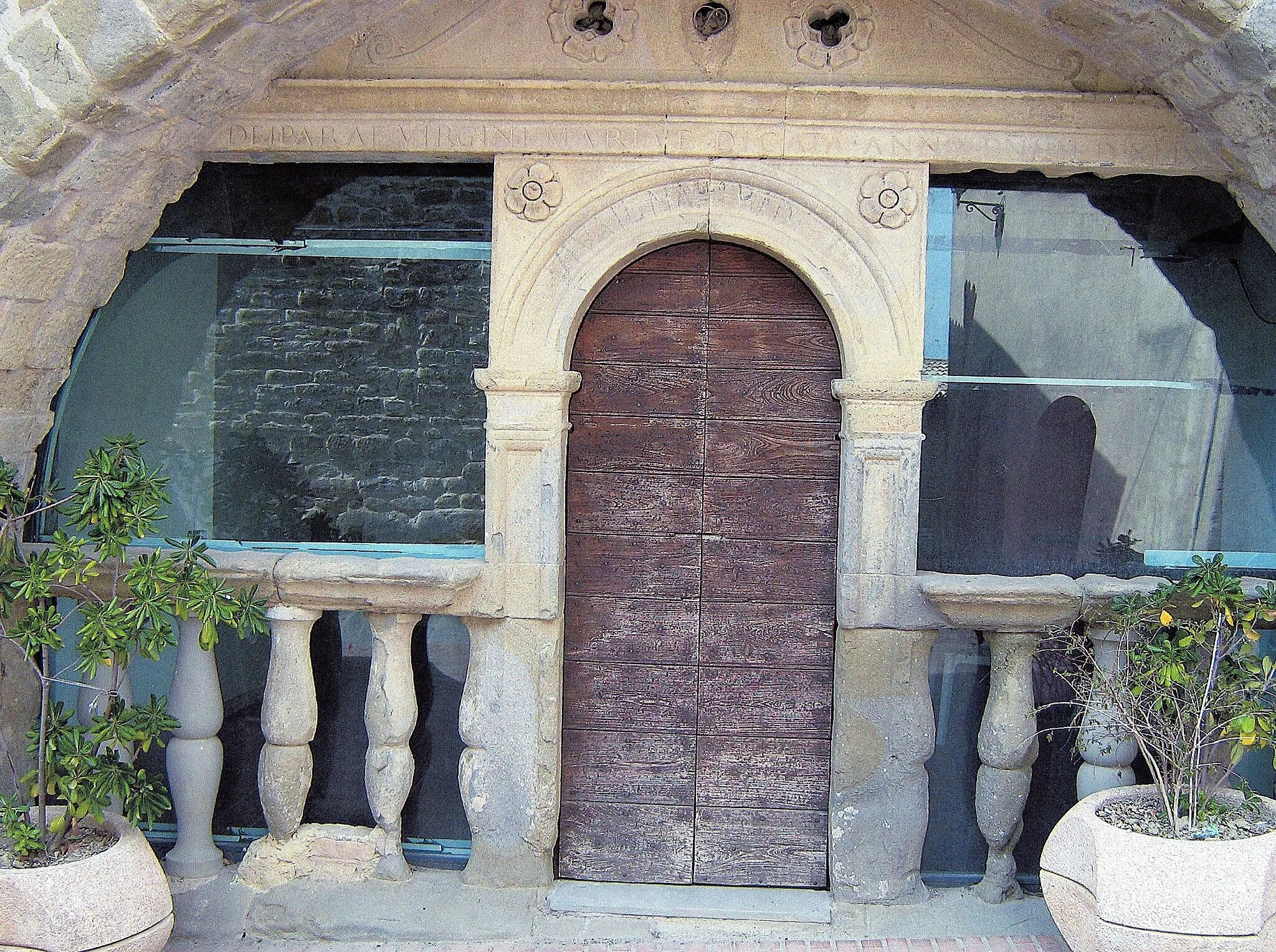 Photo showing: portale del palazzo del Podestà (sec. XIV) a Collemancio (Cannara, Umbria)