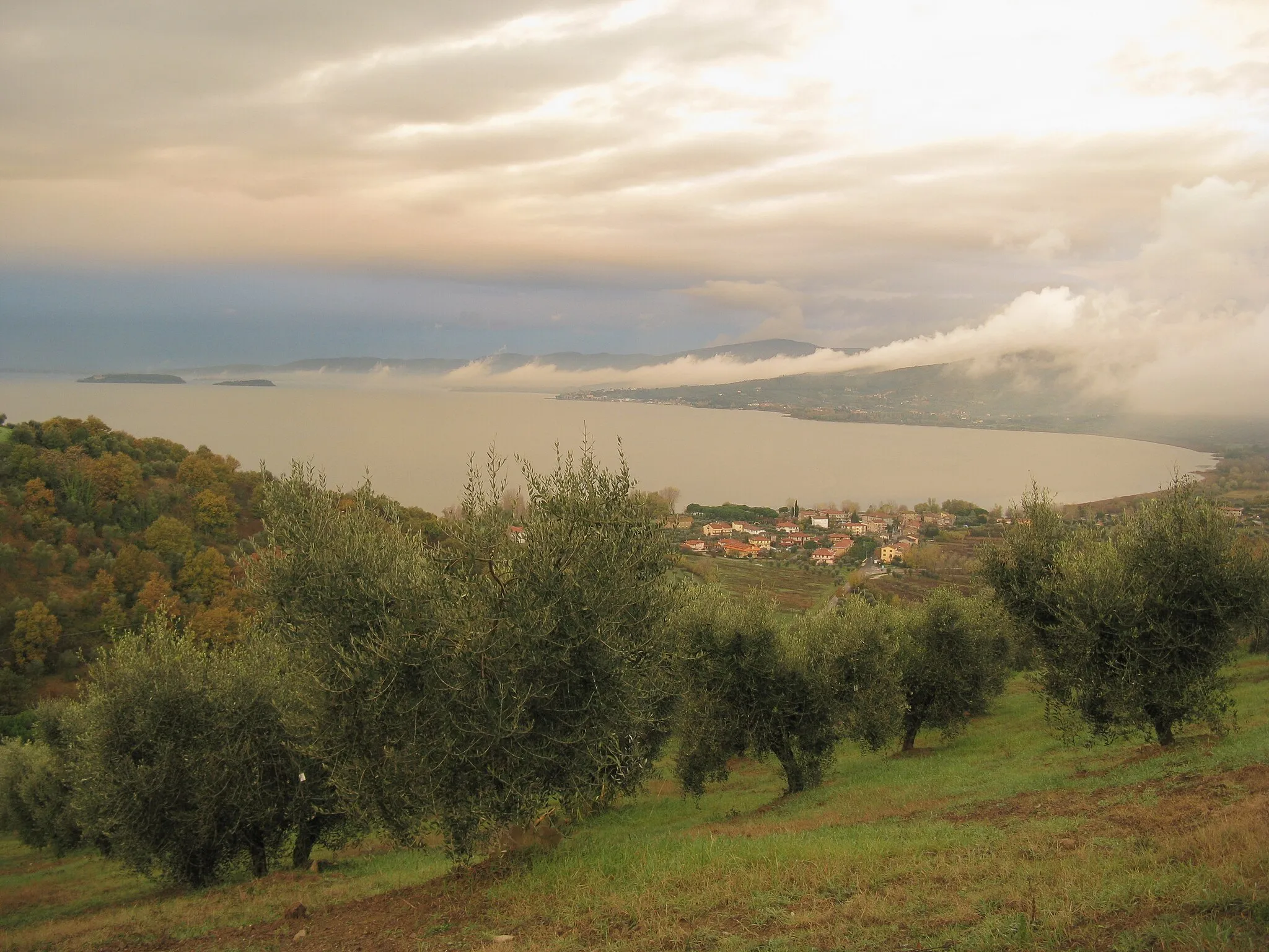 Photo showing: Fog over the Lake Trasimeno (view from Montecolognola).