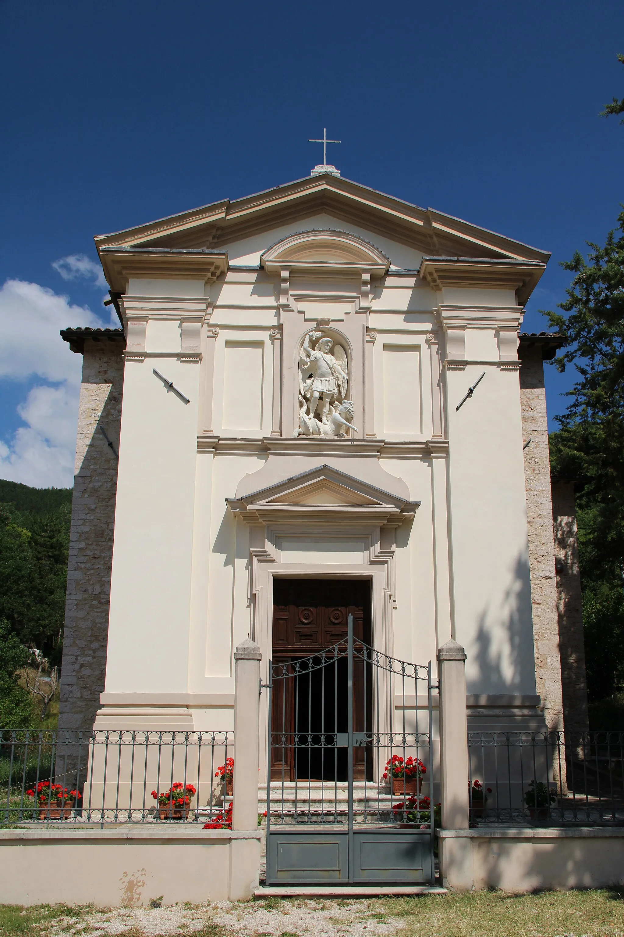Photo showing: Cammino Francescano della Marca, Foligno, Sostino, Chiesa di San Michele Arcangelo
