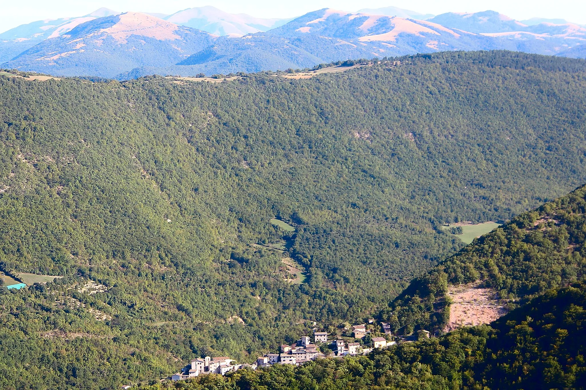 Photo showing: View of Roccatamburo, hamlet of Poggiodomo, Province of Perugia, Umbria, Italy
