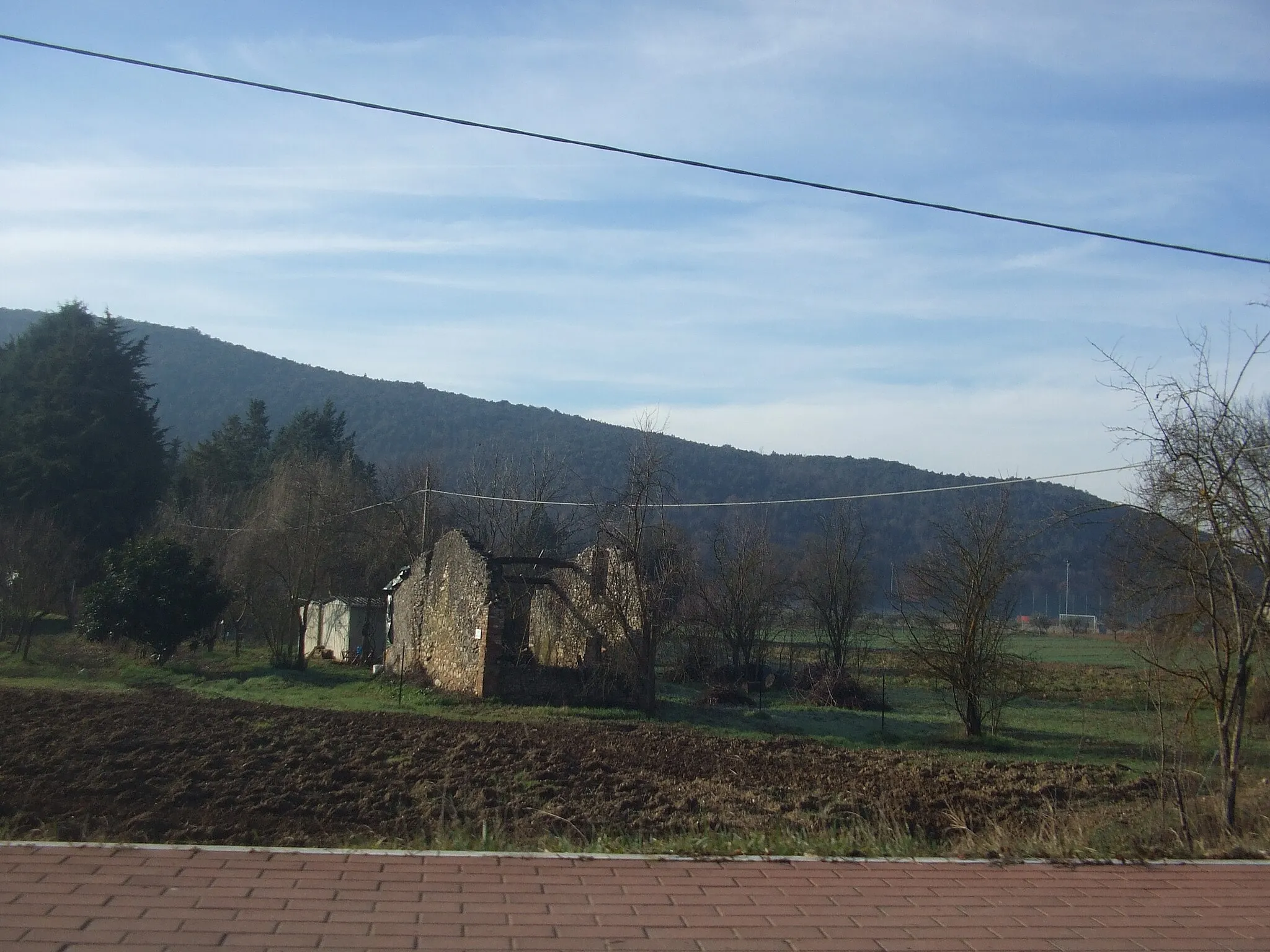 Photo showing: Casa diruta in località Comparati