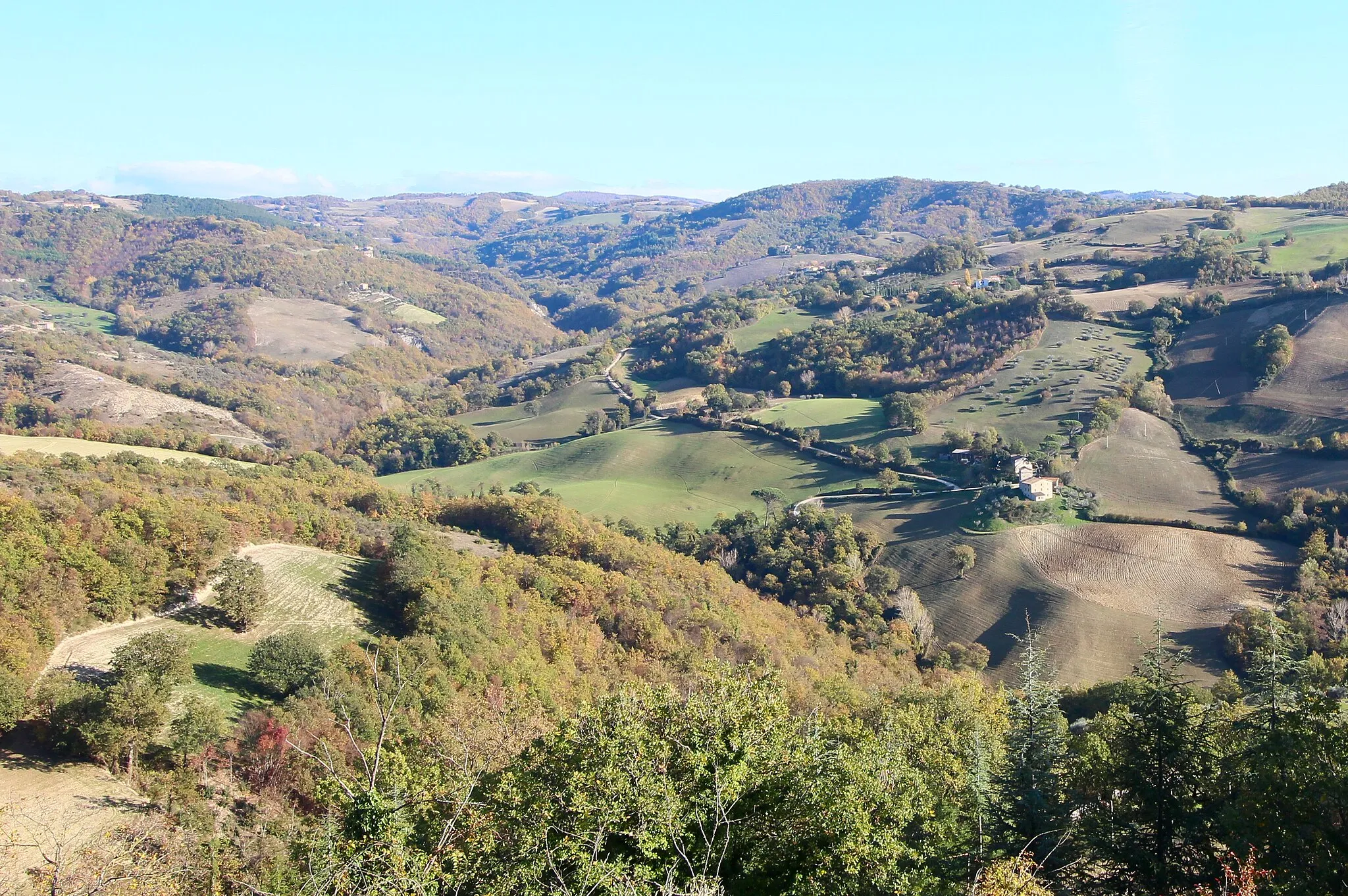 Photo showing: view from Poggio San Dionisio towards south, Valfabbrica, Province of Perugia, Umbria, Italy