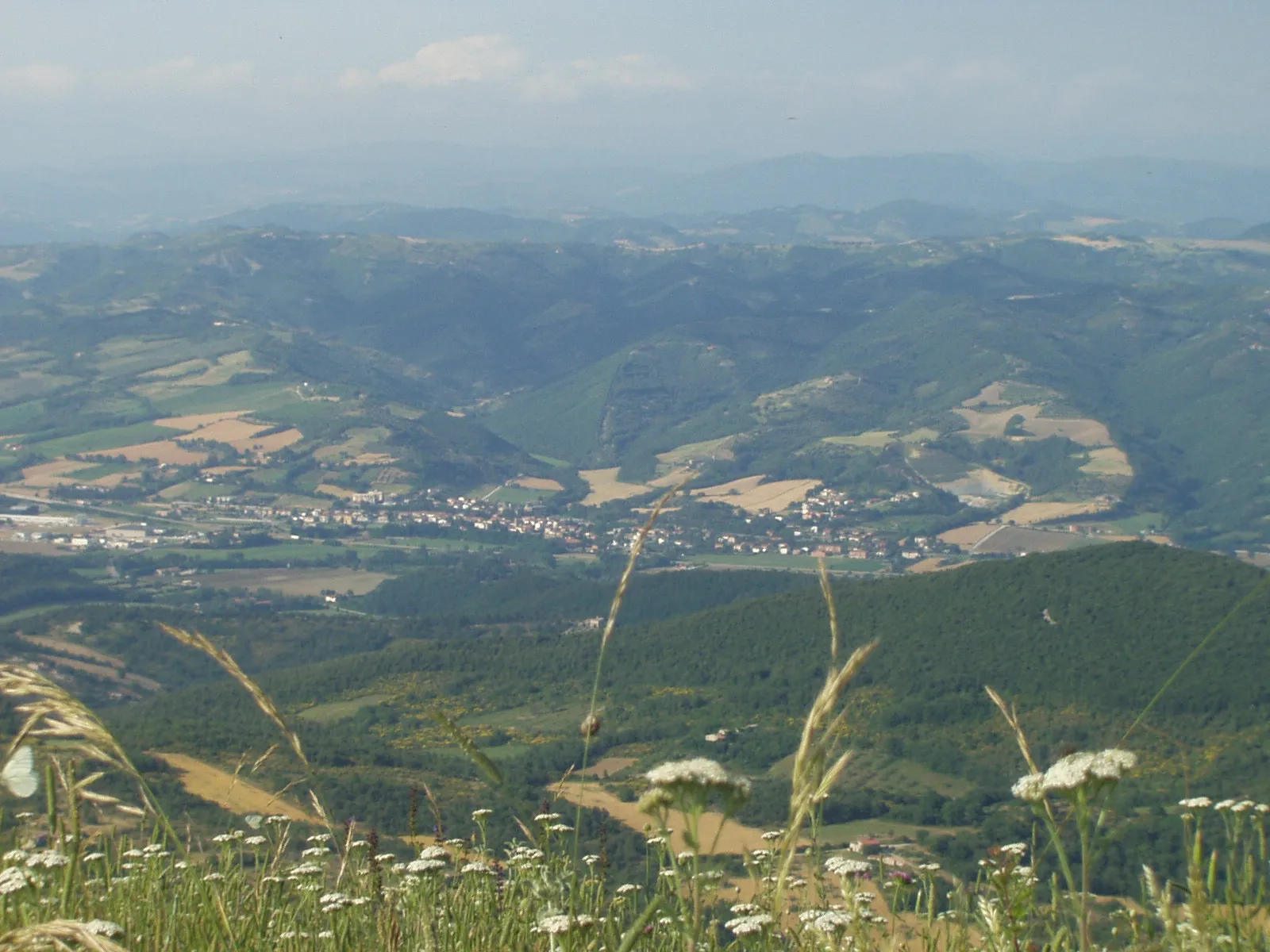 Photo showing: L'area di Pierantonio-S.Orfeto vista dal monte Tezio