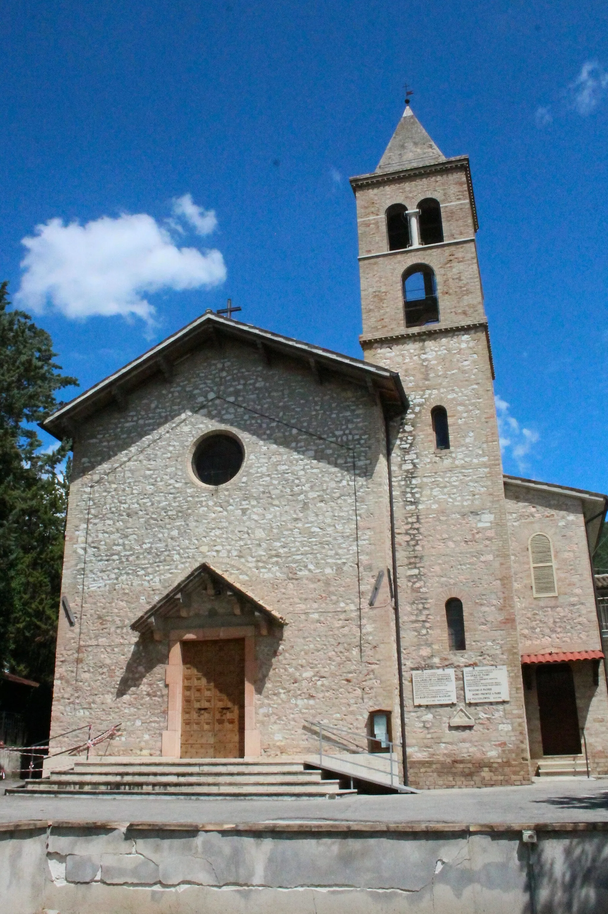 Photo showing: Santa Lucia (also Santa Luciola), church in Capitan Loreto, hamlet of Spello, Province of Perugia, Umbria, Italy