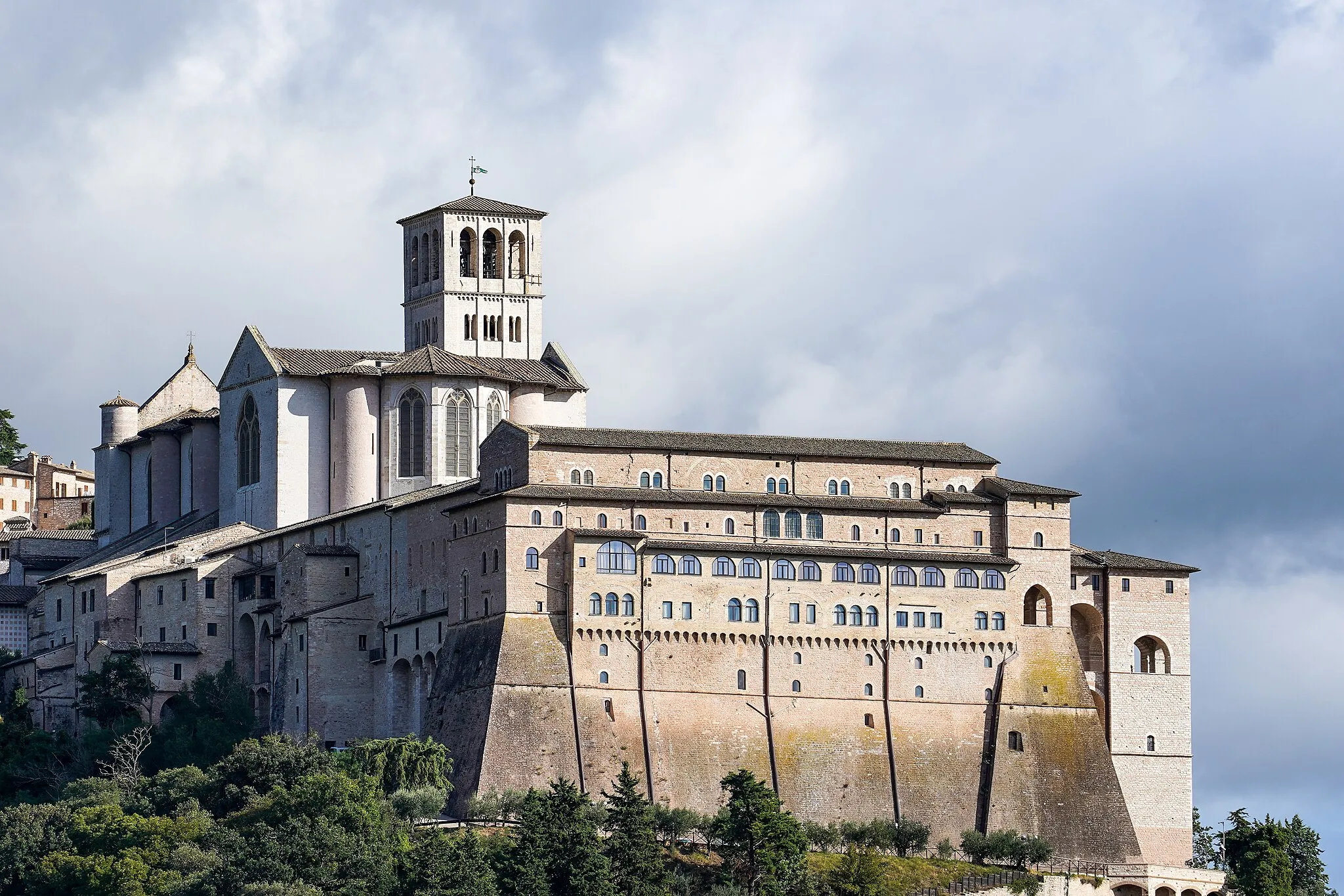 Photo showing: Rear of Basilica San Francesco, close view from NW, Assisi, Umbria, Italy