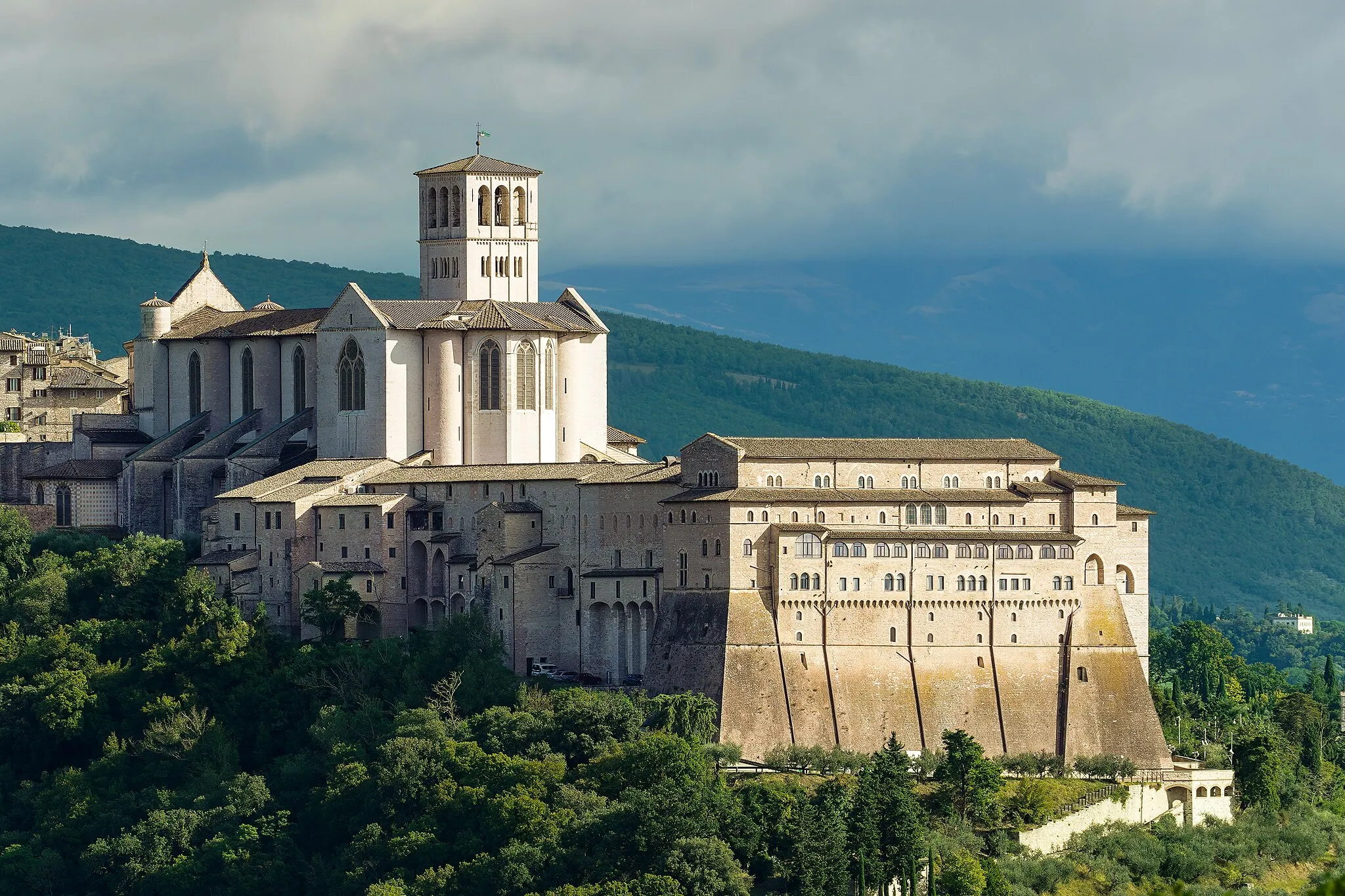 Photo showing: Rear of Basilica San Francesco, view from NW, Assisi, Umbria, Italy