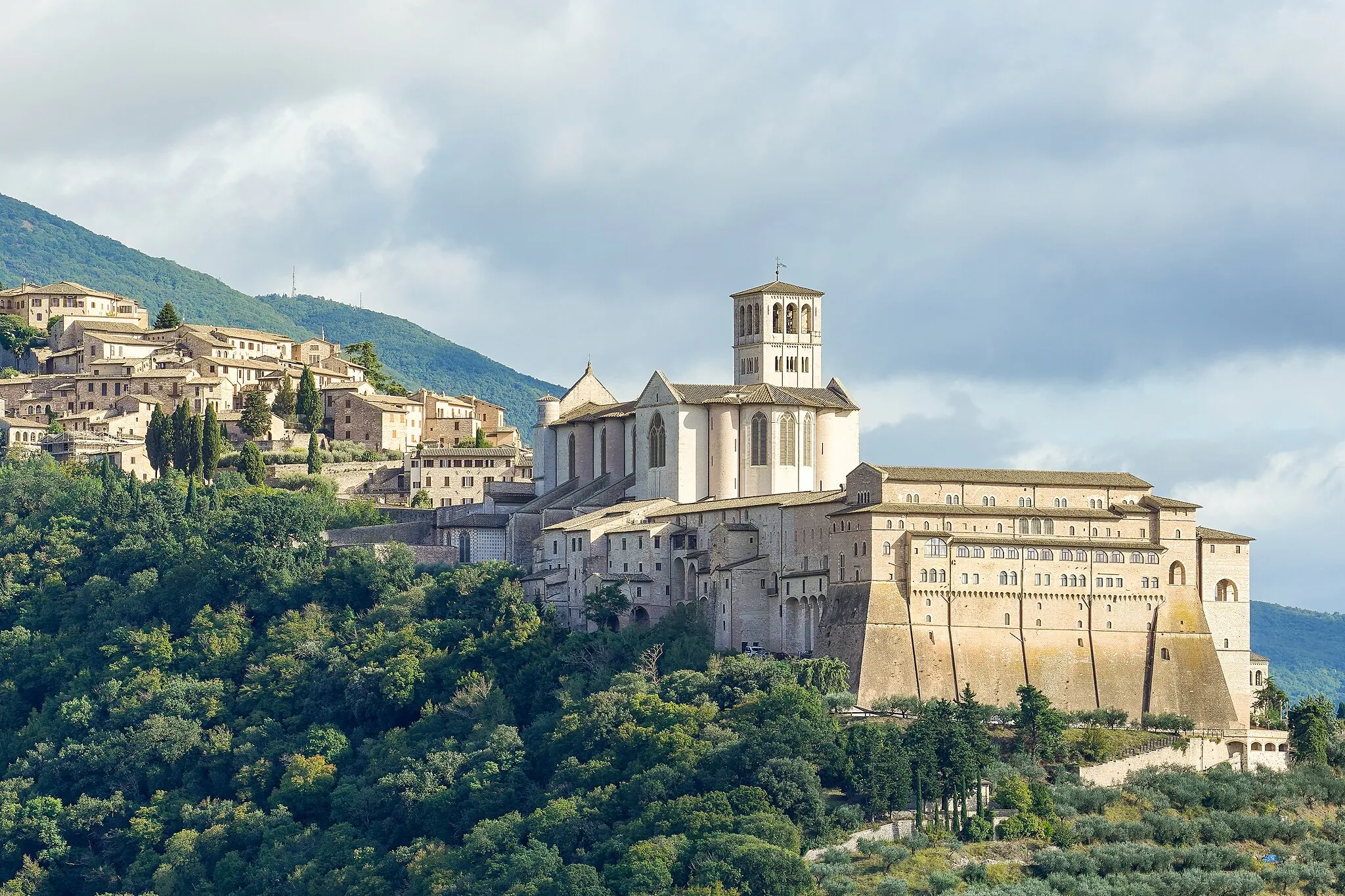 Photo showing: Rear of Basilica San Francesco and part of the town, wide view from NW, Assisi, Umbria, Italy