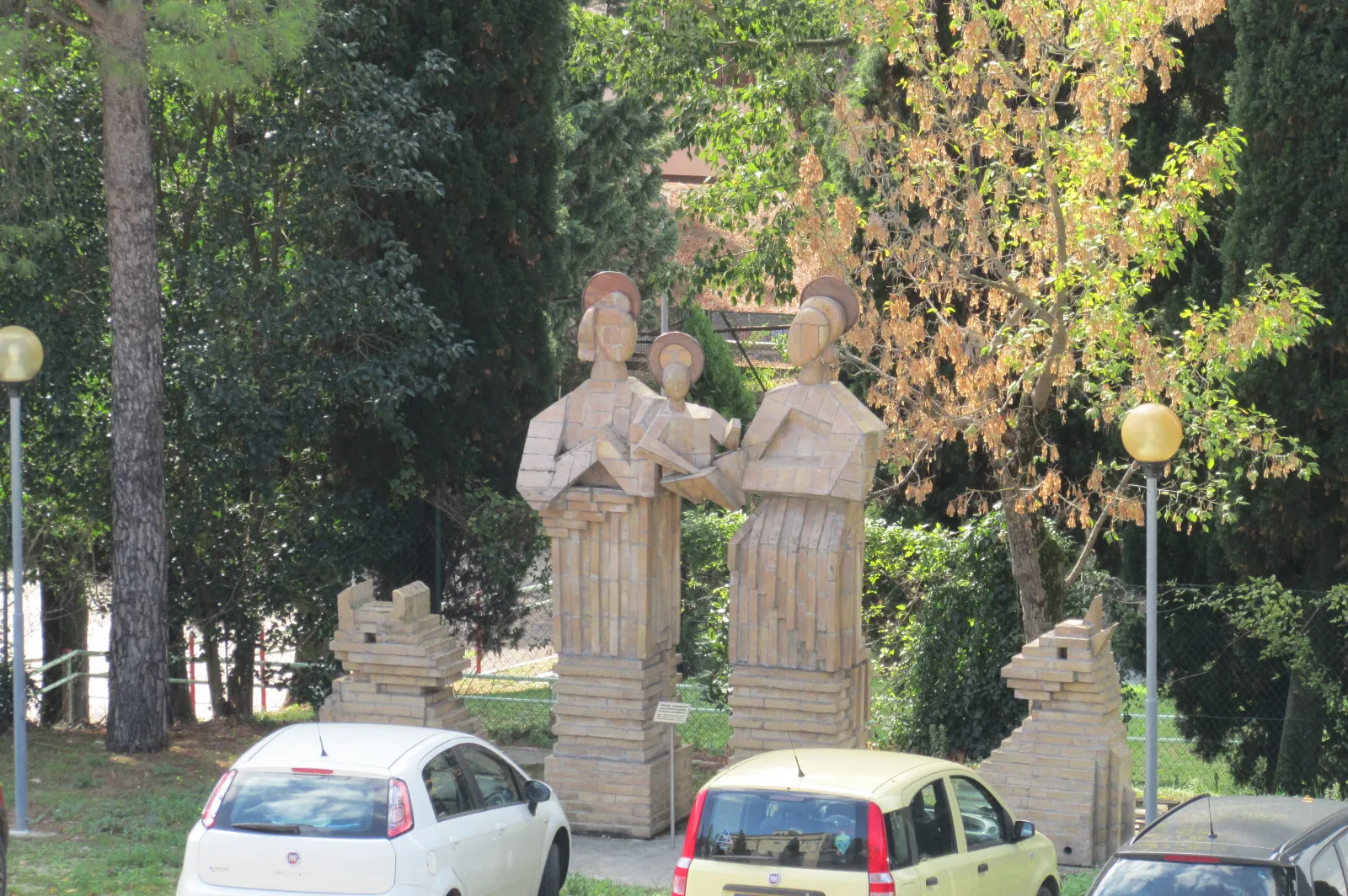 Photo showing: Holy Family - Istituto Serafico Per Sordomuti E Per Ciechi, Viale Guglielmo Marconi, 6; parking lot.