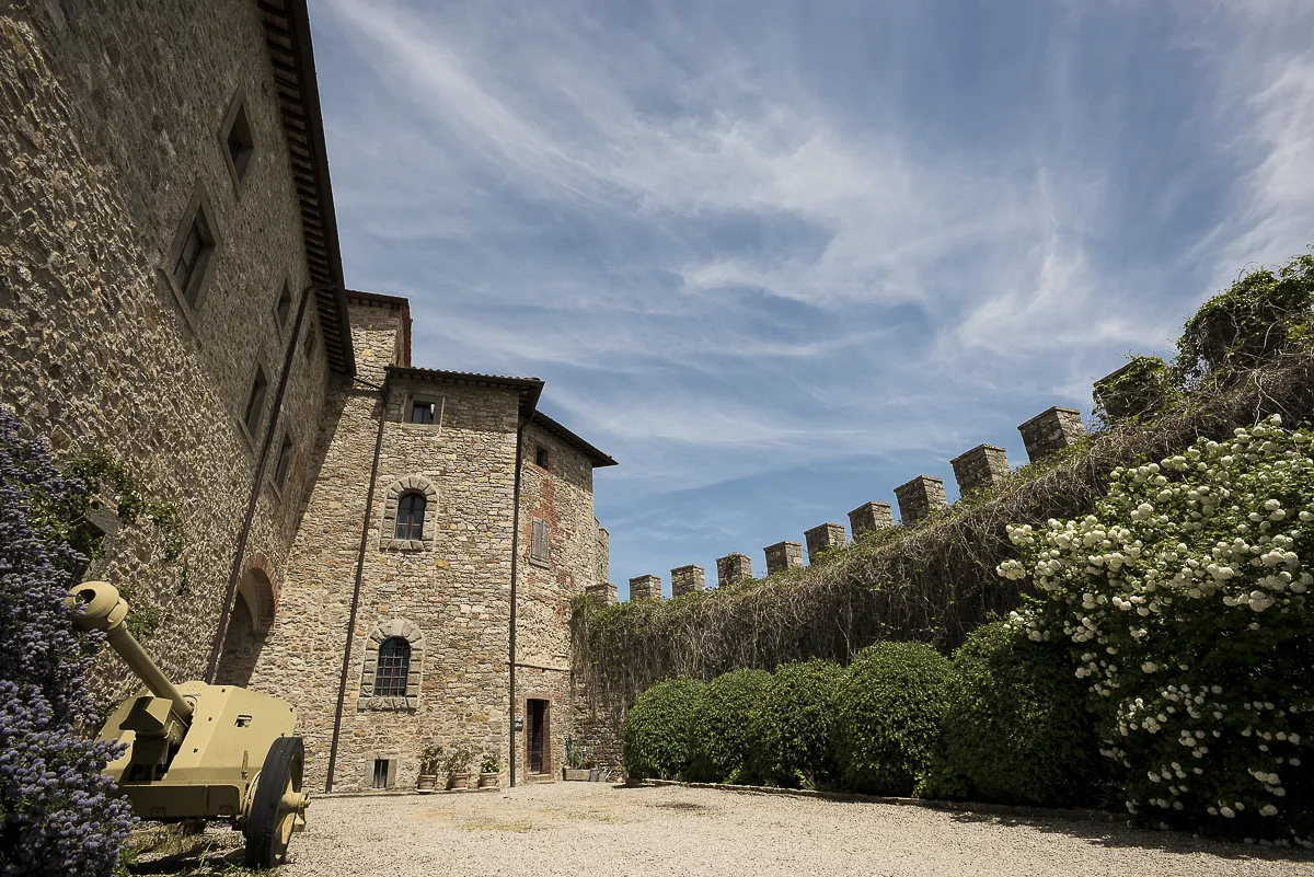 Photo showing: Cortile del Castello di Montegiove (1281 AD) sul storico confine tra Orvieto e Perugia