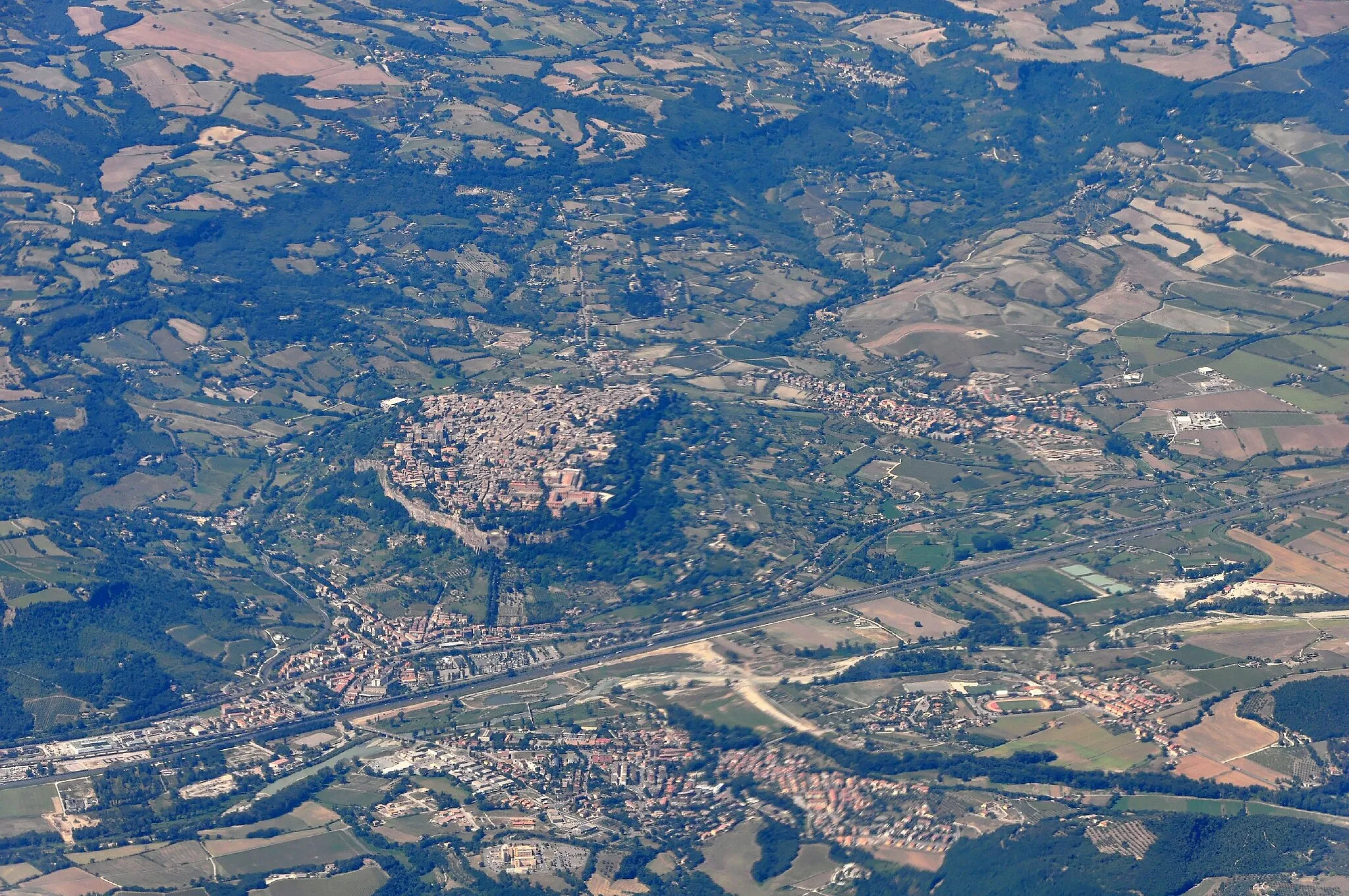 Photo showing: Bilder vom Flug Hannover Rom August 2014. Orvieto.